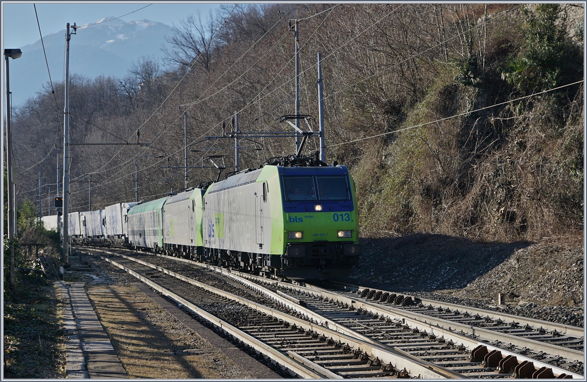 Zwei BLS Re 485 erreichen mit einer RoLa nach Freiburg im Breisgau Preglia.
7. Jan. 2017