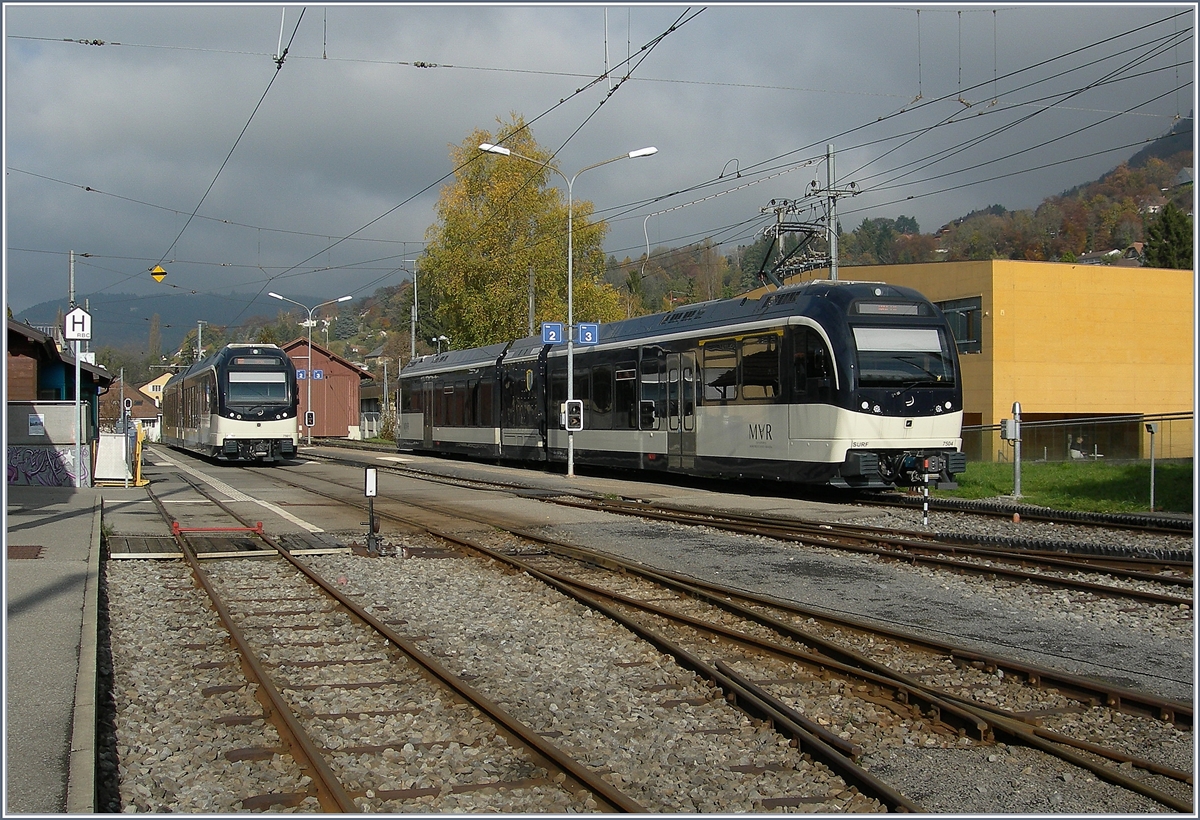 Zwei CEV / MVR warten in Blonay auf ihre Reisenden: der  Regioexpress  nach Prélaz rechts im Bild und, links im Bild, der Regionalzug 1428 nach Vevey.
15. Nov. 2016
   