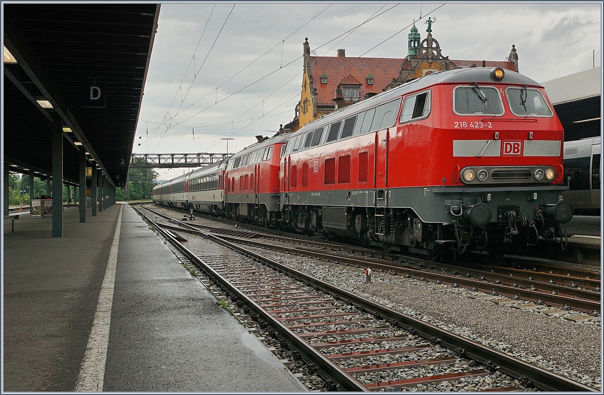 Zwei DB 218 sind mit ihrem EC von M�nchen in Lindau eingetroffen, wo eine SBB Re 4/4 II den Zug zur Weiterfahrt nach Z�rich (-Basel) �bernehmen wird.
10. Juli 2017