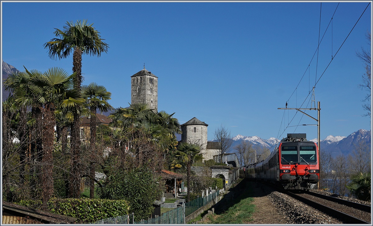Zwei DOMINO-Züge verlassen Locarno Richtung Bellinzona.
14. März 2017