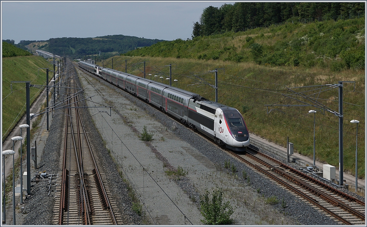 Zwei Euroduplex sind TGV 9898 von Marseille nach Frankfurt unterwegs und erreichen Belfort Montb�liard TGV.

6. Juli 2019