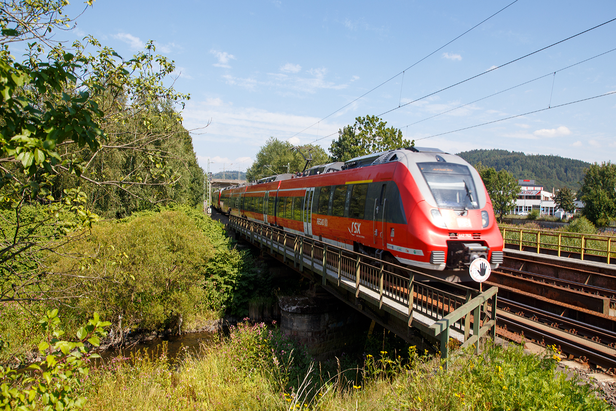 
Zwei gekoppelte 4-teilige Bombardier Talent 2 (BR 442 / 443) der DB Regio NRW fahren am 23.08.2015, als RE 9 (rsx - Rhein-Sieg-Express) Siegen - Köln - Aachen, bei Siegen-Eiserfeld über die Siegbrücke in Richtung Köln.