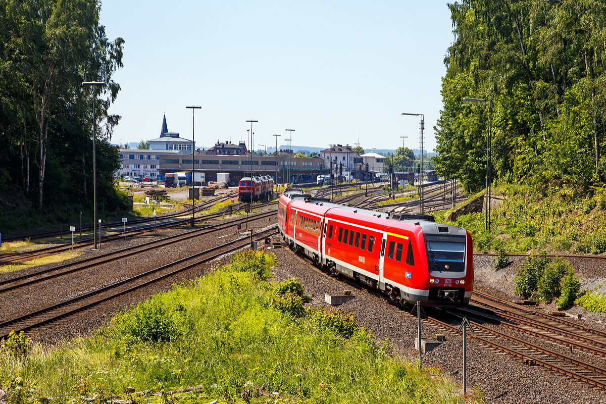 
Zwei gekoppelte Dieseltriebwagen mit Neigetechnik der Baureihe 612  RegioSwinger  der DB Regio fahren am 01.07.2015 von Marktredwitz, als RE 3085 (Nürnberg Hbf - Hof Hbf), weiter in Richtung Hof. Vorne ist es 612 165.

Der RE fährt hier nun auf der KBS 855 (Regensburg–Hof), die linke Strecke ist die KBS 860 (Nürnberg–Cheb)