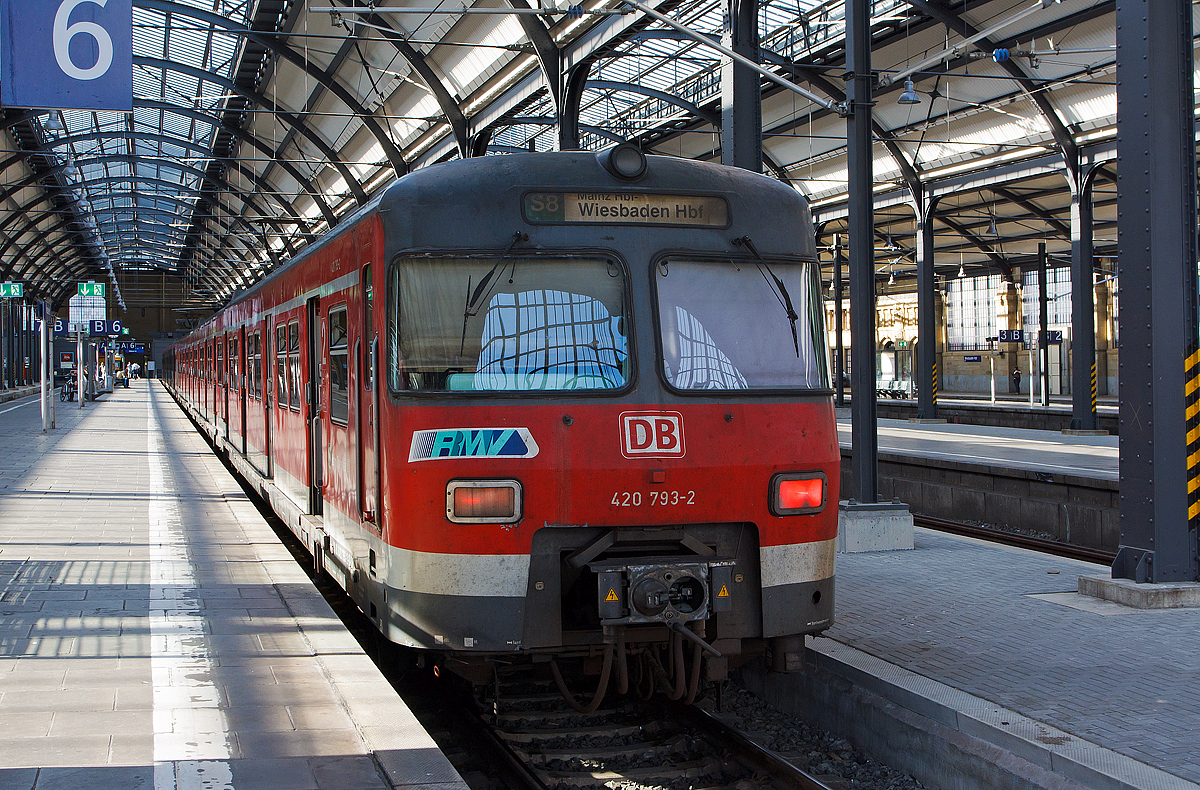 
Zwei gekoppelte ET 420 der S-Bahn Rhein-Main, sind als S 8 (Hanau Hbf - Frankfurt Hbf - Mainz Hbf - Wiesbaden Hbf), am 11.08.2014 in den Hbf Wiesbaden eingefahren.  