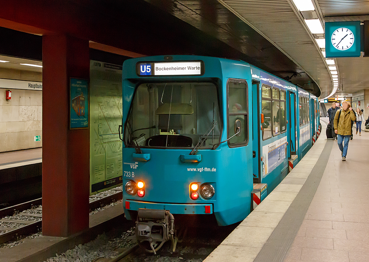 
Zwei gekoppelte Ptb –Triebwagen der VGF (hier am Schluss VGF 733) fahren am 28.02.2015 als U 5 von der Station Frankfurt Hauptbahnhof weiter in Richtung Bockenheimer Warte.

Diese Wagen sind umgebaute Hochflur-Stadtbahnfahrzeugen der Baureihe P zu der heutigen Baureihe Ptb (t für tunnelgängig, b für breit). Deutlich sind die mit rot-weißen Warnmarkierungen versehenen Verbreiterungen an den Türen zu erkennen, die an Hochbahnsteigen den Spalt zum Bahnsteig überbrücken sollen.

Der Typ P wurde ab 1972 durch das Unternehmen Düwag für den Einsatz bei der Straßenbahn Frankfurt am Main entwickelt. Er ist einer der Nachfolger der ab 1956 gebauten klassischen Duewag-Gelenkwagen. Die P-Wagen wurden zwischen 1972 und 1978 gebaut. In drei Bauserien wurden 100 Triebwagen gefertigt, die erste Bauserie wurde bereits ausgemustert. Die erste Lieferung im Jahr 1972 umfasste die Wagen 651–680. Sie hatten Klapptrittstufen und wurden ab 1974 hauptsächlich auf der neu eröffneten B-Strecke der Frankfurter U-Bahn eingesetzt. Die zweite Lieferung, die die Wagen 681–716 umfasste, verfügte gegenüber der ersten Lieferung über feste Trittstufen und konnten nur im Straßenbahnnetz eingesetzt werden. Um die beiden Serien unterscheiden zu können entschied man sich, die Wagen 651–680 von P-Wagen zu Pt-Wagen (t für tunnelgängig) umzubenennen. In den Jahren 1977 bzw. 1978 wurde die dritte Bauserie ausgeliefert, die die Wagen 717–750 umfasste. Diese wurden noch in denselben Jahren in Betrieb genommen.

Alle Serien haben eine Breite von 2,35 Metern. Ihre Motorleistung beträgt  2 × 150 PS. Bei einer Länge von 28,72 Metern bieten die Wagen 62 Sitzplätze und 180 Stehplätze. Die P-Wagen haben am Wagenanfang und Wagenende eine Türbreite von 62,5 Zentimetern. Die Türen in den Wagenmitten haben eine Breite von zweimal 59 Zentimetern.
An beiden Wagenenden sind Scharfenbergkupplungen vorhanden, mit denen Mehrfachtraktionen von bis zu drei Fahrzeugen möglich sind.

Als im Jahr 1986 die C-Strecke eröffnet wurde, wurden die Triebwagen 724–750 in die Baureihe Pt umgebaut. Da 1992 die Erweiterung der U-Bahnlinie U7 nach Enkheim in Betrieb genommen wurde, wurden die verbliebenen P-Wagen 681–723 mit Klapptrittstufen ausgestattet. Seitdem gibt es die Baureihe P nicht mehr. Um auf der B- und C-Strecke im Mischbetrieb mit den 30 Zentimeter breiteren Fahrzeugen der U2-Triebwagen und U3-Triebwagen fahren zu können, wurden die Pt-Wagen 692–750 im Bereich der Türen verbreitert und somit zu Ptb-Wagen (b für breit). Die anderen verbliebenen Pt-Wagen 651–691 wurden seitdem nur noch auf der Straßenbahn eingesetzt. 

Technische Daten:
Hersteller:  DUEWAG
Spurweite: 1.435 mm (Normalspur)
Achsformel:  B' 2' 2' B'
Länge über Kupplung:  28.720 mm
Länge:  27.436 mm
Höhe:  3.596 mm
Breite:  Pt: 2.350 mm / Ptb: 2.580 mm
Drehzapfenabstand:  6.500 mm / 7.100 mm
Leergewicht:  34,5 t
Installierte Leistung:  2×120 kW = 240 kW
Laufraddurchmesser:  720 mm
Stromsystem:  600 V Gleichstrom,  über Oberleitung
Anzahl der Fahrmotoren:  2
Kupplungstyp:  Scharfenberg
Sitzplätze:  62
Stehplätze:  180 
Fußbodenhöhe:  97 cm
