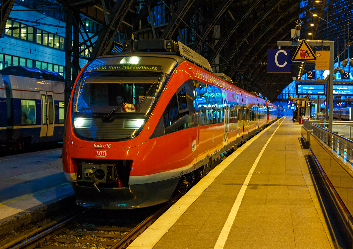 
Zwei gekuppelte 3-teilige diesel-elektrische Bombardier Talent der BR 644 stehen am morgen des 28.12.2017 im Hauptbahnhof Köln, als RB 38  Erft-Bahn , zur Weiterfahrt nach Köln Messe/Deutz bereit.