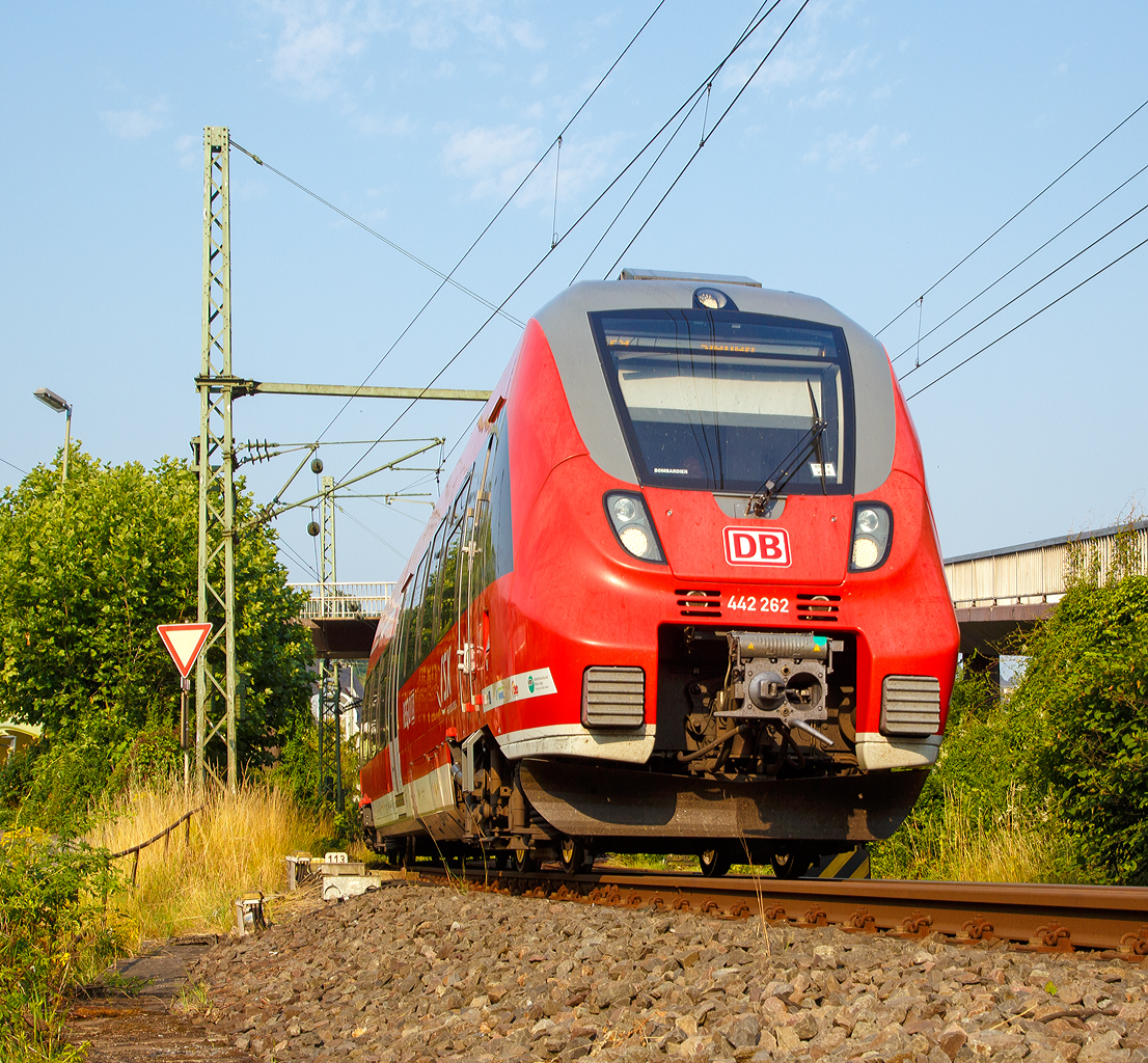 
Zwei gekuppelte 4-teilige Bombardier Talent 2 der DB Regio NRW fahren am 03.07.2015, als RE 9 - Rhein Sieg Express (RSX) Aachen - Köln - Siegen, von Betzdorf/Sieg weiter in Richtung Siegen.