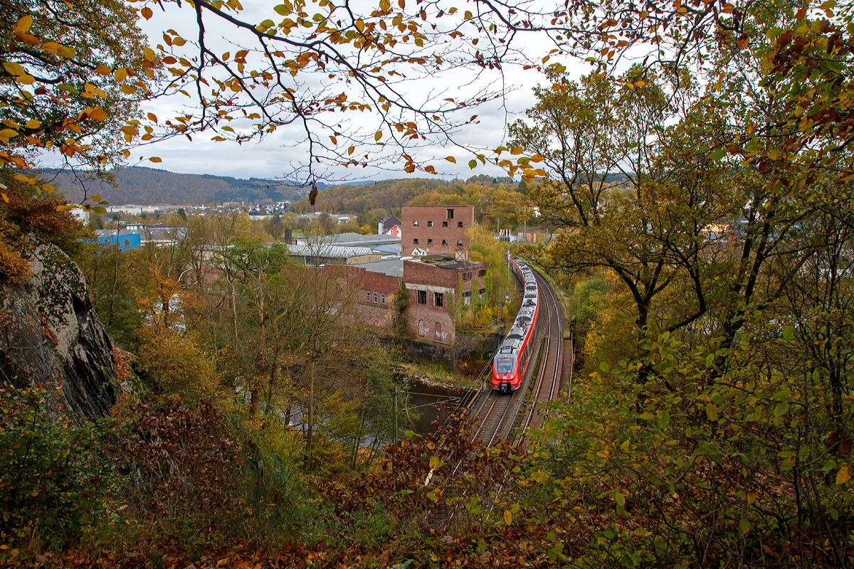 
Zwei gekuppelte 4-teilige Tallent 2 (442 760 / 260 und 442 259 und 759) der DB Regio NRW fährt am 31.10.2017, als RE 9 (rsx - Rhein-Sieg-Express) Siegen - Köln - Aachen, durch Scheuerfeld/Sieg. Hier überqueren sie gerade die Sieg bevor es in den 32 m langen Mühlburg-Tunnel geht (wird auch Mühleberg-Tunnel genannt). 