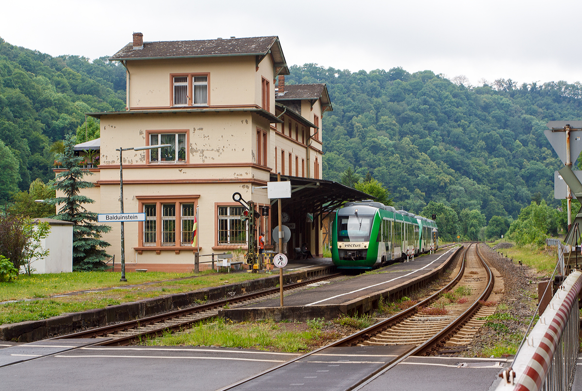 
Zwei gekuppelte Alstom Coradia LINT 41 der vectus Verkehrsgesellschaft mbH, als RB 25  Lahntalbahn  (Limburg/Lahn - Koblenz Hbf), am 26.05.2014 beim Halt im Bahnhof Balduinstein.