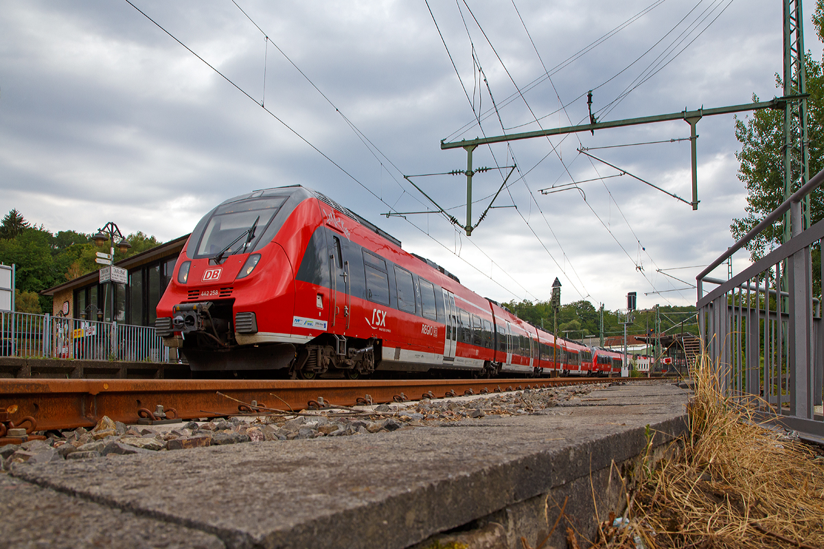 
Zwei gekuppelte Bombardier Talent 2 der DB Regio NRW fahren am 27.07.2019, RE 9 rsx - Rhein-Sieg-Express (Aachen – Köln - Siegen), in dem Bahnhof Betzdorf (Sieg) ein.