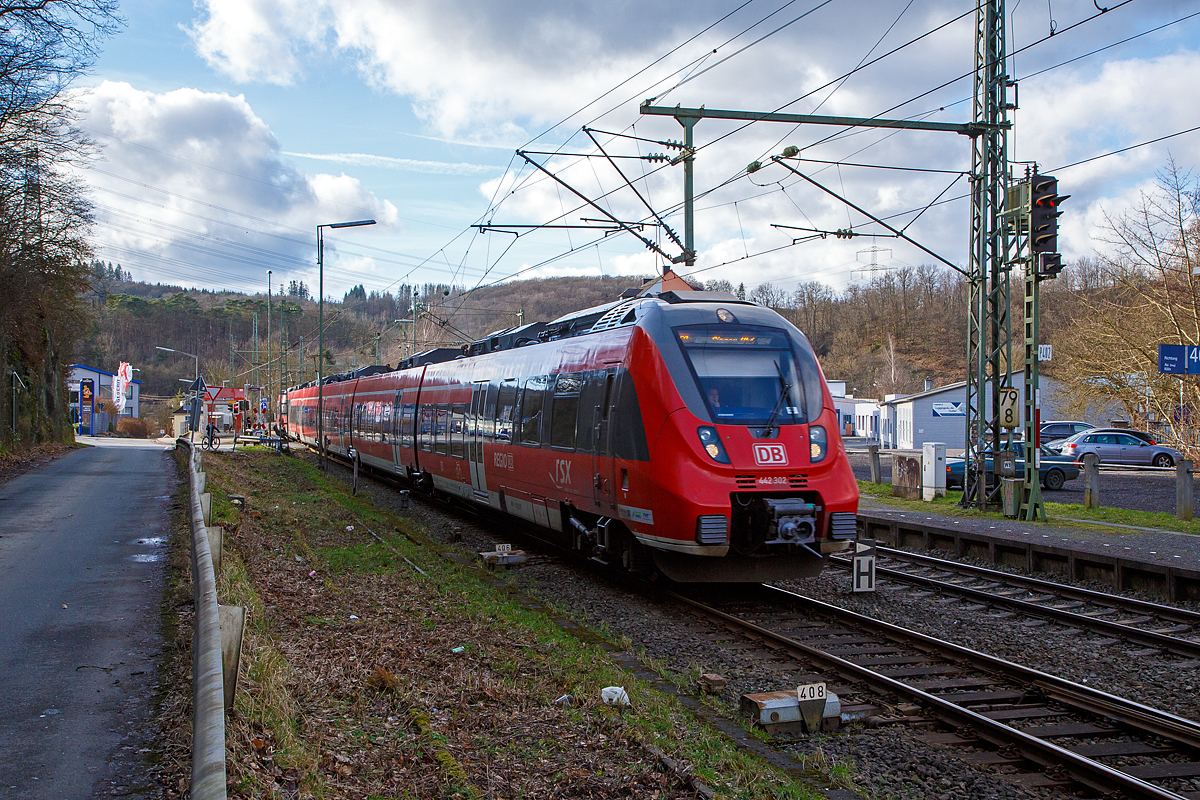 Zwei gekuppelte Bombardier Talent 2 der DB Regio NRW (fünfteilige 442 302 / 442 802 und der vierteilige 442 755 / 442 255) fahren am 05.02.2022, als RE 9 - Rhein Sieg Express (RSX) Aachen – Köln – Siegen, durch Scheuerfeld (Sieg) in Richtung Siegen. Nächster Halt ist bald Betzdorf (Sieg).

Es gab Zeiten da hätte er auch hier gehalten, aber die schon länger vorbei. Ich hatte es früher schon nicht verstanden warum er für 1 bis 2 Reisende hier hielt, und so unnötig einen Expresszug verlangsamte. Heute hält nur noch der jeweils erste und letzte Zug hier.

