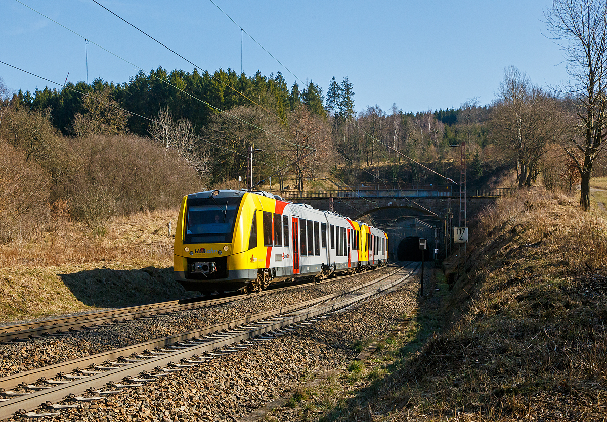 Zwei gekuppelte Dieseltriebz�ge vom Typ Alstom Coradia LINT 41 der neuen Generation / neue Kopfform, der HLB (Hessische Landesbahn GmbH), kommen am 07.03.2022 gerade aus dem 2.652 m langen Rudersdorfer Tunnel, bald erreichen sie den Hp Rudersdorf (Kr. Siegen). Vorne der VT 505 (95 80 1648 105-2 D-HEB / 95 80 1648 605-1 D-HEB) und dahinter der VT 503 (95 80 1648 103-7 D-HEB / 95 80 1648 603-6 D-HEB). Sie fahren als RB 95  Sieg-Dill-Bahn  die Verbindung Dillenburg – Siegen.
