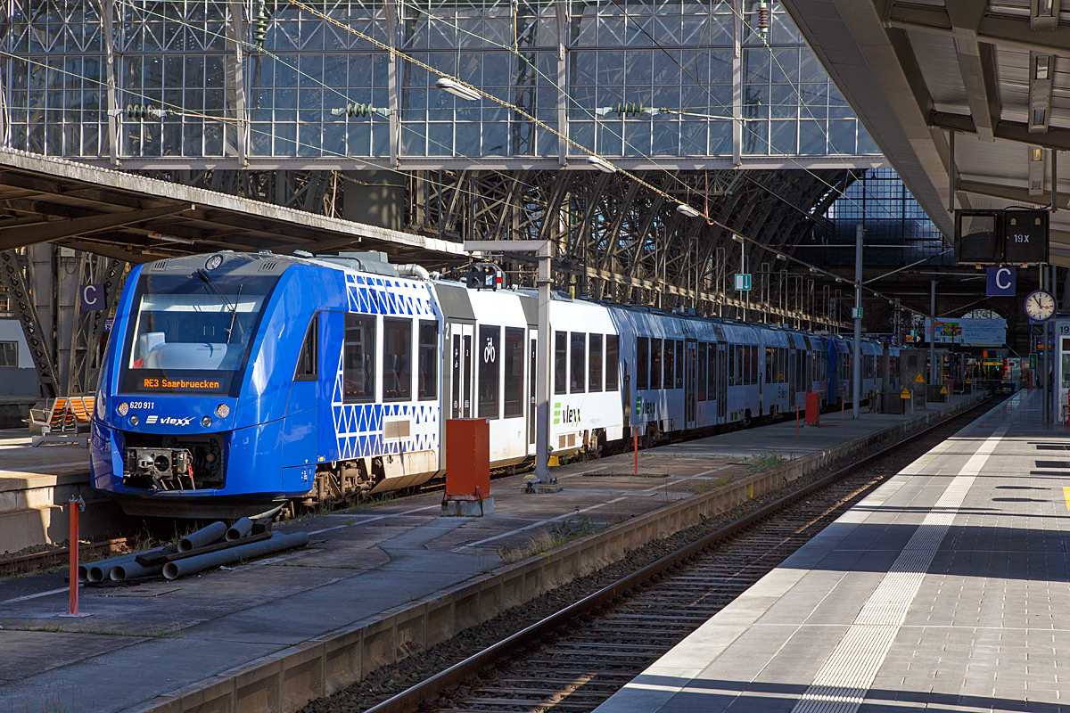 
Zwei gekuppelte dreiteilige Dieseltriebz�ge ALSTOM Coradia LINT 81 (620 911 / 621 411 / 620 411 und 620 410 / 621 410 / 620 910) der vlexx (Vier-L�nder-Express, ein Unternehmen der NETINERA Deutschland GmbH) stehen am 28.02.2015 im Hbf Frankfurt am Main, als RE 3  Nahe-Express  (Fankfurt - Mainz - Saarbr�cken), zur Abfahrt nach Saarbr�cken bereit. 

Alle zwei Stunden wird der RE 3  Nahe-Express  nach Frankfurt am Main verl�ngert, ansonsten endet er in Mainz Hbf. Hier in Hessen wird er als RE 80  Mainbahn  gef�hrt.