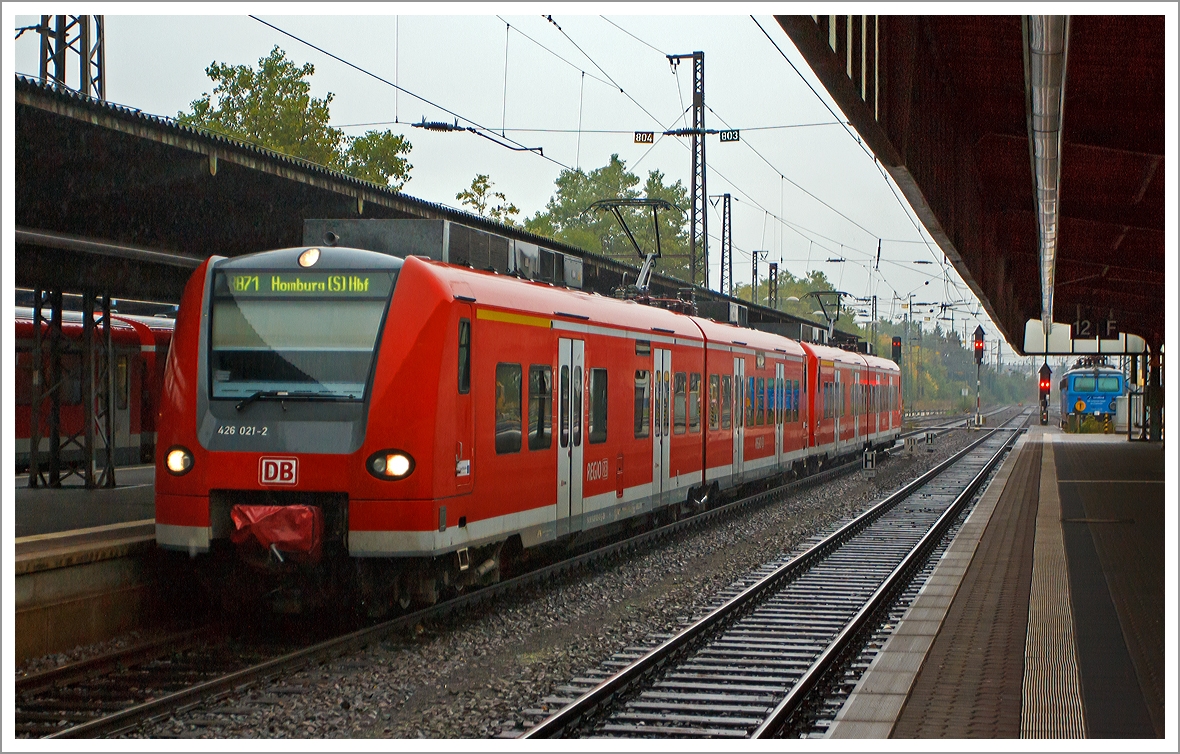 Zwei  gekuppelte  Erdbeerk�rbchen  oder  Babyquietschie  die Elektrotriebwagen 426 021-2 / 426 521-1 und 426 015-4 / 426 515-3 als RB 71  Saartal-Bahn  - Trier - Konz - Saarlouis - Saarbr�cken - Homburg (Saar) am 05.10.2013 im Hbf Trier.

Die kompletten NVR-Nummern sind 94 80 0426 021-2-D-DB / 94 80 0426 521-1-D-DB und 94 80 0426 015-4 -D-DB / 94 80 0426 515-3 -D-DB)

Die Triebwagen der Baureihen 425 und 426 des Konsortiums Siemens Transportation Systems/Bombardier/DWA sind leichte Elektro-Gliedertriebz�ge f�r S-Bahn- und Regionalverkehr. Sie sind nahezu baugleich mit der Baureihe 424, die im hannoverschen S-Bahnnetz eingesetzt wird. Mit der hochflurigen und �u�erlich sehr �hnlichen reinen S-Bahn-Baureihe 423 gibt es dagegen nur wenige technische Gemeinsamkeiten. 

Die Triebwagen der Baureihen 425 und 426 werden seit dem Jahr 2000 bisher nur durch die Regio-Tochterfirmen der Deutschen Bahn eingesetzt. Bisher wurden 43 dieser zweiteiligen Einheiten gebaut.
