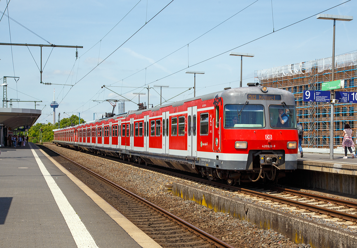 
Zwei gekuppelte ET 420 (420 926-8 und 420 987-0) der S-Bahn Köln, als S 19 nach Hennef (Sieg), am 01.06.2019 im Bahnhof Köln Messe/Deutz.
