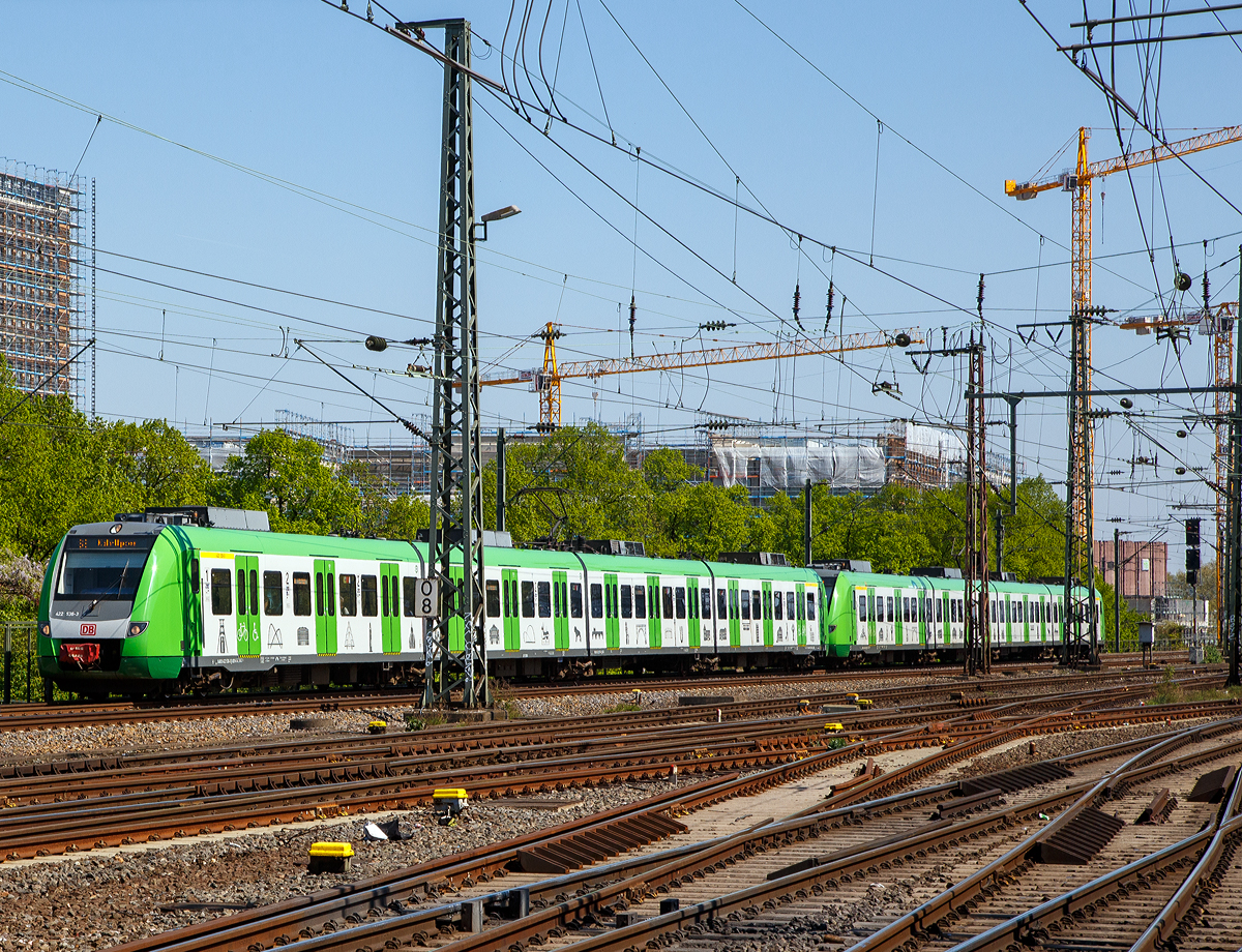
Zwei gekuppelte ET 422 der S-Bahn Rhein-Ruhr (Betreiber DB Regio NRW) erreichen am 21.04.2019, als S 6 Essen - Düsseldorf - Köln-Nippes, nun die den Hohenzollernbrücke und somit bald den Hbf Köln.
