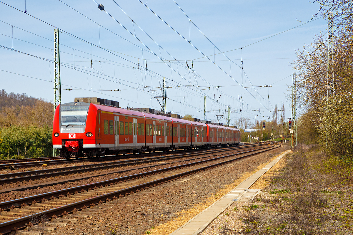 
Zwei gekuppelte ET 425 der DB Regio (425 602-0 und 425 594-9 ) am 12.04.2015, als RE 8 Rhein-Erft-Express (Mönchengladbach - Köln - Koblenz), kurz vor dem Erreichen von dem Bahnhof Unkel.