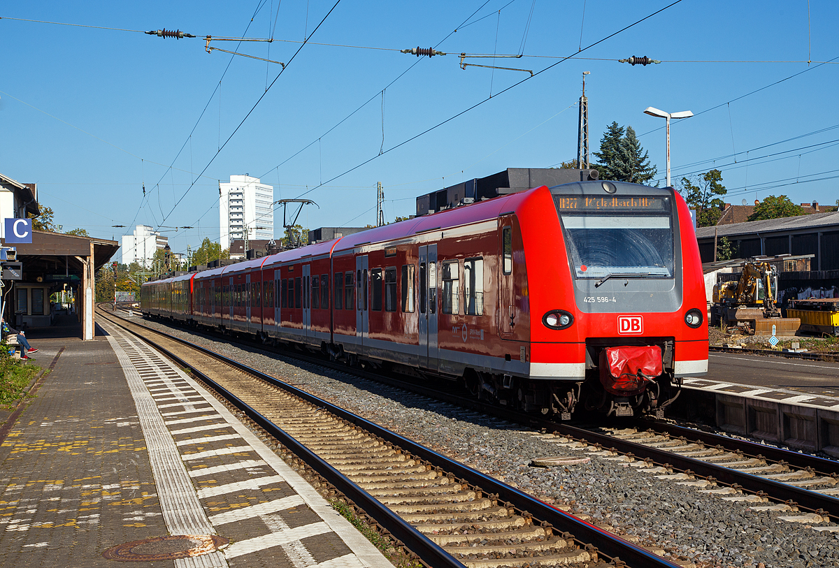 Zwei gekuppelte ET 425er (425 597/425 097 und 425 096/425 596) der DB Regio NRW am 08.10.2021, als RB 27  Rhein-Erft-Bahn  (Koblenz - K�ln - M�nchengladbach), beim Halt im Bahnhof Bonn-Beuel.

Vor dem Einsatz der Alstom Coradia Continental (BR 1440), fuhren Loks der BR 143 mit drei DoSto´s diese als RB diese Verbindung. Die ET 425 f�hren dagegen, als RE 8  Rhein-Erft-Express , diese Verbindung.
