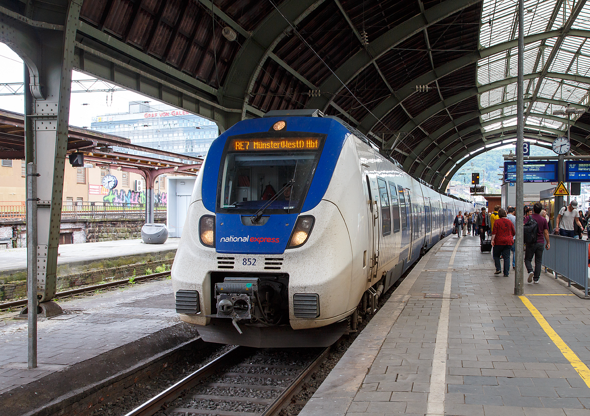 
Zwei gekuppelte fünfteilige Bombardier Talent 2 (BR 9 442) der National Express Rail GmbH (NX Rail) am 20.05.2016 beim Halt im Hbf Hagen, als RE 7  Rhein-Münsterland-Express  (Krefeld - Köln - Wuppertal - Münster).
