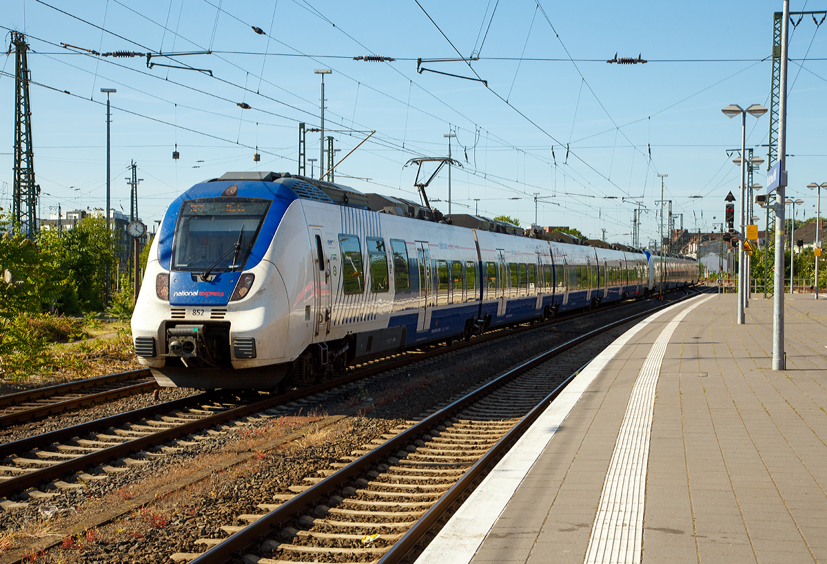 
Zwei gekuppelte fünfteilige Bombardier Talent 2 der National Express erreichen am 01.06.2017, als RE 7  Rhein-Münsterland-Express  (Krefeld - Köln - Wuppertal - Hagen - Hamm - Münster – Rheine), den Hauptbahnhof Münster.
