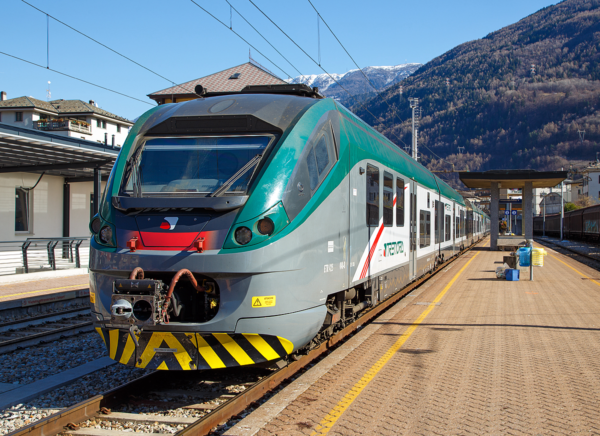 Zwei gekuppelte JAZZ der Trenord, der f�nfteilige ETR 425 040 und der sechsteilige ETR 526 008, stehen am 19.02.2017 im FS Bahnhof Tirano.

Die Baureihen ETR.324, ETR.425 und ETR.526 werden bei der italienischen Trenitalia (100-prozentige Tochtergesellschaft der Ferrovie dello Stato Italiane - FS) als „Jazz“ bezeichnet. Diese elektrischen Triebz�ge basieren auf der Plattform des Alstom Coradia Meridian.Die Z�ge kommen bei der Trenitalia und dem Bahnunternehmen Trenord zum Einsatz. Alle Baureihen sind im Wesentlichen baugleich und unterscheiden sich lediglich in ihrer Anzahl an Wagen. Der ETR.324 ist ein vierteiliger, der ETR.425 ist ein f�nfteiliger und er ETR.526 ein sechsteiliger Treibzug.

Der Jazz ist Nachfolger des Minuetto (ALe 501-502), einem Nahverkehrstriebzug, der in hoher St�ckzahl f�r die Trenitalia und weitere italienische Eisenbahnverkehrsunternehmen gebaut wurde. Auch die sp�ter entwickelte Baureihe ETR.245,  die ausschlie�lich als Malpensa Express eingesetzt wird, ist stark mit dem Jazz verwandt. Die Produktion des Jazz endete im Juli 2019 mit der Auslieferung des 136. Triebzuges f�r die Trenitalia. Nachfolger ist der Alstom Coradia Stream. Wie die Vorg�ngerbaureihen wurde der „Jazz“ von Alstom an den Standorten Savigliano, Sesto San Giovanni und Bologna gebaut.

Die Einstiegsbereiche sind niederflurig gehalten und verf�gen �ber einen Mehrzweckbereich f�r mobilit�tseingeschr�nkte Fahrg�ste, Fahrradstellpl�tze und einem behindertengerechten WC. Alle Au�ent�ren sind mit einer ausfahrbaren Spalt�berbr�ckung versehen. Der Fahrgastraum ist mit einer Video�berwachungsanlage ausgestattet, die Fahrgastinformation erfolgt visuell �ber Monitore, die im Wechsel Fahrtverlauf, n�chsten Halt und Livebilder des Innenraums anzeigen. Der Fahrgastraum ist im aktuellen Trenitalia-Farbschema dunkelblau/orange/grau gehalten, die Beleuchtung erfolgt durch LEDs. Alle Sitzpl�tze verf�gen �ber 230-Volt-Steckdosen..

TECHNISCHE DATEN:
Gebaute Einheiten: 136
Baujahre: 2014–2019
Hersteller:  Alstom
Spurweite: 1.435 mm (Normalspur)
Achsfolge: ETR.324 - Bo'2'2'2'Bo' / ETR.425 - Bo'2'2'2'2'Bo' / ETR.526 - Bo'2'2'2'2'2'Bo'
L�nge �ber Puffer: 67,6 m (ETR.324) / 82,2 m (ETR.425) / 96,9 m (ETR.526)
H�chstgeschwindigkeit: 160 km 
Beschleunigung: 0,85 m/s� (3 kV) / 0,81 m/s� (1,5 kV) 
Stromsystem: 1,5 kV DC und 3 kV DC 
