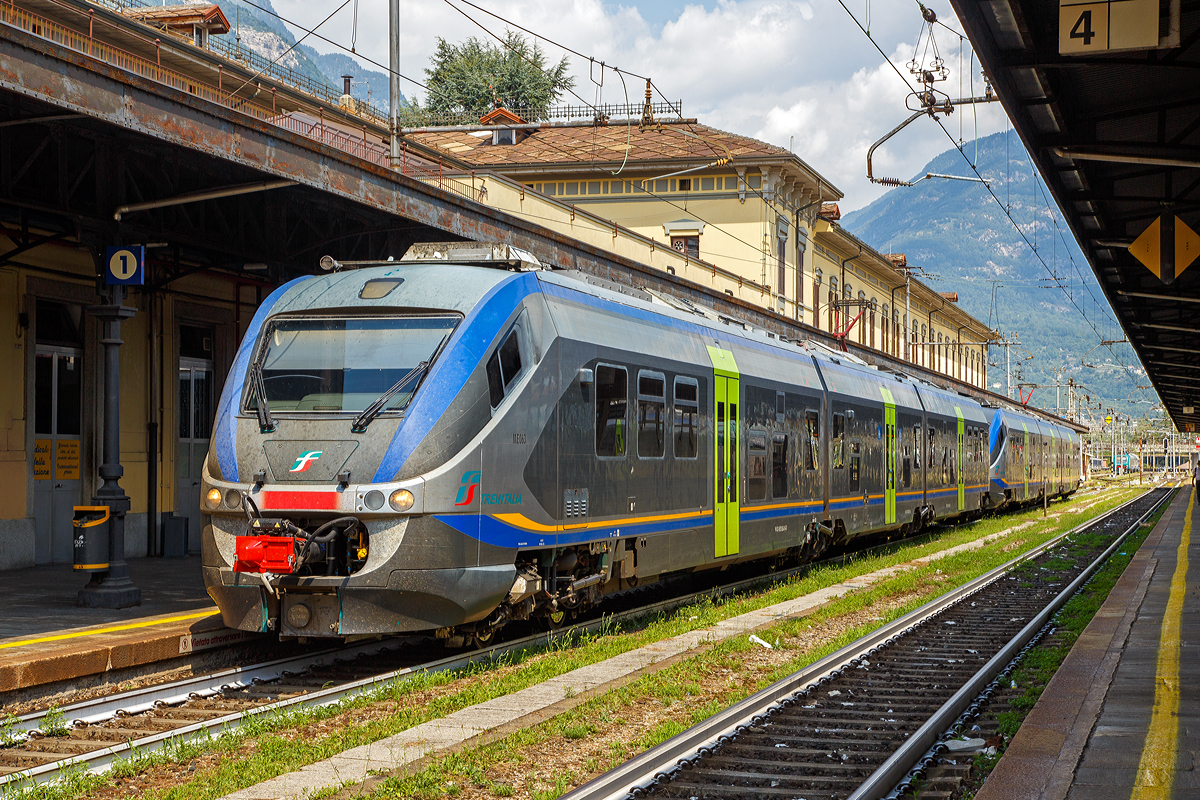 
Zwei gekuppelte Minuetto Elettrico (ME063 und ME076) der Trenitalia stehen am 05.08.2019 im Bahnhof Domodossola, als Regionalzug nach Novara, bereit. 

Diese dreiteiligen komfortablen klimatisierten Elektrotriebzüge der italienischen Baureihe ALe 501 / Le 220 / ALe 502 (ME - Minuetto Elettrico) ist die Mutter der Produktfamilie der Alstom Coradia Meridian, die speziell für den italienischen Markt entwickelt wurden. 

Es gibt auch eine Diesel Variante ALn501 / Ln220 / ALn 502 (MD - Minuetto Diesel).

Das Design wurde von Italdesign Giugiaro S.p.A. entworfen, wurde in Italien von Alstom Ferroviaria in den italienischen Produktionsstandorten gebaut. Die Endmontage und Gesamtprojektmanagement geschah im ehemaligen Fiat Ferroviaria Werk in Savigliano. Die Drehgestelle kommen aus Salzgitter (D). Der Minuetto basiert auf der Coradia-Plattform von Alstom, aus dem auch verschiedene Züge für den deutschen und nordeuropäischen Markt abgeleitet wurden.

Wie auch die anderen Züge der Coradia-Plattform, sind die Wageneinheiten fest miteinander verbunden und können nur in außergewöhnlichen Wartungs- oder Pannenfällen getrennt werden. Sie bestehen aus einem Antriebskopf   ALe 501 , einem Mittelwagen  Le 220  und einem weiteren Antriebskopf   ALe 50n . Bei der Dieselversion (MD) sind es ALn 501, Ln 220 und ALe 502. Ein Triebzug ist durchgängig niederflurig und barrierefrei. 

Die Antriebsköpfe ruhen jeweils auf einem Triebdrehgestell (konventionelle Enddrehgestelle) und stützen sich zum anderen auf einer Hälfte eines Jakobs-Drehgestelles ab. Der Mittelwagen ruht beidseitig jeweils auf einer Hälfte eines Jakobs-Drehgestelles. Die Triebzüge sind Scharfenberg-Kupplungen ausgestattet, mit der bis zu drei Züge in einem Zug verbunden werden können. Die Elektrotriebzüge sind für 1,5 kV und 3 kV DC (Gleichstrom) ausgestattet. Die elektrische Version kostet rund 3,3 Millionen Euro pro Fahrzeug, 150.000 Euro weniger als die Dieselversion.

Von den Minuetto wurden insgesamt von Alstom 137 Stück gebaut, 70 Elektro und 67 Diesel.

TECHNISCHE DATEN (ALe 501 / Le 220 / ALe 502):
Spurweite:  1.435 mm (Normalspur)
Achsformel:  Bo' 2' 2' Bo'
Länge über Puffer:  51.900 mm (14.800 / 13.800 / 14.800)
Drehzapfenabstand: 17.500 mm
Achsabstand im Trieb-Drehgestell:  2.400 mm
Achsabstand im Lauf-Drehgestell:  2.700 mm
Breite. 2.950 mm
Höhe:  3.820 mm
Eigengewicht:  92 t
Höchstgeschwindigkeit:  160 km/h
Stundenleistung:  4 x 1.240 kW
Dauerleistung:  4 x 1.000 kW
Treibraddurchmesser:  850 mm
Stromsystem:  1,5 kV und 3 kV DC (Gleichstrom)
Sitzplätze:  24 in der 1. Klasse, 122 in der 2 Klasse + 23 Klappsitze
Anzahl der Motoren:  4
Kupplung: Scharfenberg
