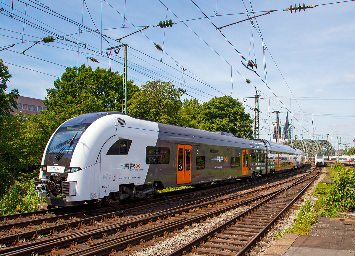 
Zwei gekuppelte vierteilige Siemens Desiro HC (462 017 und 462 019) des RRX Rhein-Ruhr-Express (betrieben vom der National Express) fahren am 01.06.2019 in den Bahnhof Köln Messe/Deutz ein. 

Die Triebzüge sind laut den NVR-Nummern (94 80 0462 xxx-x D-SDEHC) im Eigentum von Siemens. Siemens Mobility ist auch für die Instandhaltung der Fahrzeuge zuständig. Dafür wurde in Dortmund-Eving ein Instandhaltungswerk (Rail Service Center) errichtet, es wurde am 5. September 2018 in Betrieb genommen. Neben der Werkstatt verfügt es auch über eine Außenreinigungsanlage.

Der dem RRX zu Grunde liegende Verkehrsvertrag wurde, mit einem geschätzten Volumen von zwei Milliarden Euro, europaweit ausgeschrieben. Der Zuschlag ging an die beiden folgenden Unternehmen:
Abellio Rail NRW hat Los 1 mit den Linien RE 1 und RE 11 gewonnen,
National Express wird die Lose 2 und 3 mit den Linien RE 4, RE 5 und RE 6 betreiben, dafür werden dem Unternehmen bis Dezember 2020 inklusive Betriebsreserve 52 Fahrzeuge zur Verfügung gestellt.

Die Deutsche Bahn begründet ihre Niederlage im Wettbewerb mit höheren Lohnkosten, die zehn Prozent über denen der Konkurrenz lägen. Laut Angaben des VRR hätten die Konkurrenten jedoch vor allen Dingen bei Verwaltungs- und Energiekosten gepunktet. Mit der Vergabe wird der Marktanteil der Deutschen Bahn im Regionalverkehr Nordrhein-Westfalens voraussichtlich auf unter 50 Prozent sinken.