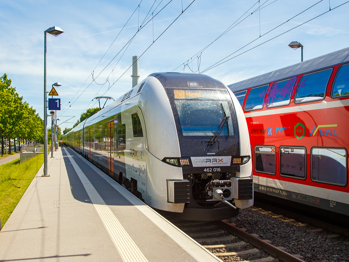
Zwei gekuppelte vierteilige Siemens Desiro HC (462 016 und 462 021) des RRX Rhein-Ruhr-Express (betrieben vom der National Express) fahren am 01.06.2019, als RE 5 „Rhein-Express“ nach Wesel, in den Bahnhof Bonn UN Campus (in Bonn-Gronau) ein. Der Rhein-Express ist noch im RRX-Vorlaufbetrieb, National Express betreibt  z.Z. einem Umlauf im Auftrag der DB Regio. 
Wir konnten bis Köln Süd mit dem neuen Zug fahren.