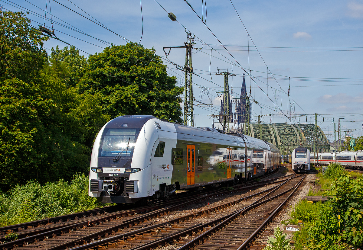 
Zwei gekuppelte vierteilige Siemens Desiro HC (462 017 und 462 019) des RRX Rhein-Ruhr-Express (betrieben vom der National Express) fahren am 01.06.2019 in den Bahnhof Köln Messe/Deutz ein. 

Die Triebzüge sind laut den NVR-Nummern (94 80 0462 xxx-x D-SDEHC) im Eigentum von Siemens. Siemens Mobility ist auch für die Instandhaltung der Fahrzeuge zuständig. Dafür wurde in Dortmund-Eving ein Instandhaltungswerk (Rail Service Center) errichtet, es wurde am 5. September 2018 in Betrieb genommen. Neben der Werkstatt verfügt es auch über eine Außenreinigungsanlage.

Der dem RRX zu Grunde liegende Verkehrsvertrag wurde, mit einem geschätzten Volumen von zwei Milliarden Euro, europaweit ausgeschrieben. Der Zuschlag ging an die beiden folgenden Unternehmen:
Abellio Rail NRW hat Los 1 mit den Linien RE 1 und RE 11 gewonnen,
National Express wird die Lose 2 und 3 mit den Linien RE 4, RE 5 und RE 6 betreiben, dafür werden dem Unternehmen bis Dezember 2020 inklusive Betriebsreserve 52 Fahrzeuge zur Verfügung gestellt.

Die Deutsche Bahn begründet ihre Niederlage im Wettbewerb mit höheren Lohnkosten, die zehn Prozent über denen der Konkurrenz lägen. Laut Angaben des VRR hätten die Konkurrenten jedoch vor allen Dingen bei Verwaltungs- und Energiekosten gepunktet. Mit der Vergabe wird der Marktanteil der Deutschen Bahn im Regionalverkehr Nordrhein-Westfalens voraussichtlich auf unter 50 Prozent sinken.

Recht schlecht kann man die Verwandtschaft noch erkennen, rechts fährt gerade ein Siemens Desiro MainLine (BR 460) der Trans Regio in Richtung Hohenzollernbrücke