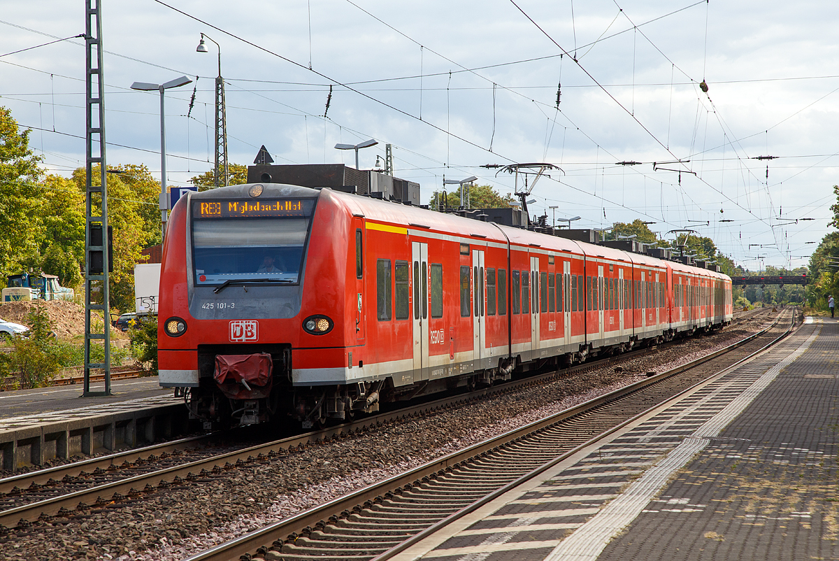 
Zwei gekuppete ET 425 (Langzug) der DB Regio erreichen am 15.09.2018, als RE 8  Rhein-Erft-Express  (Koblenz - Köln - Mönchengladbach), den Bahnhof Bonn-Beuel.