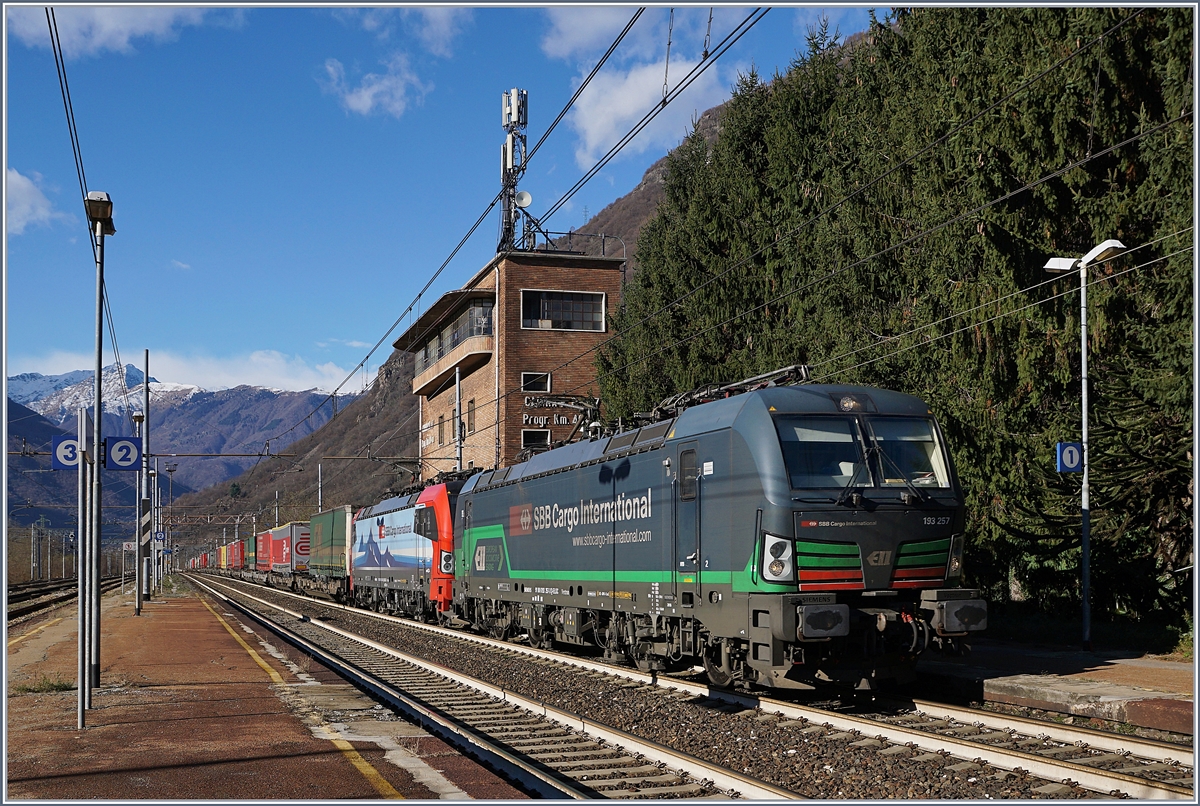 Zwei SBB Cargo International Re 193 sind in Premosello auf der Fahrt Richtung Süden.
4. Dez. 2018
