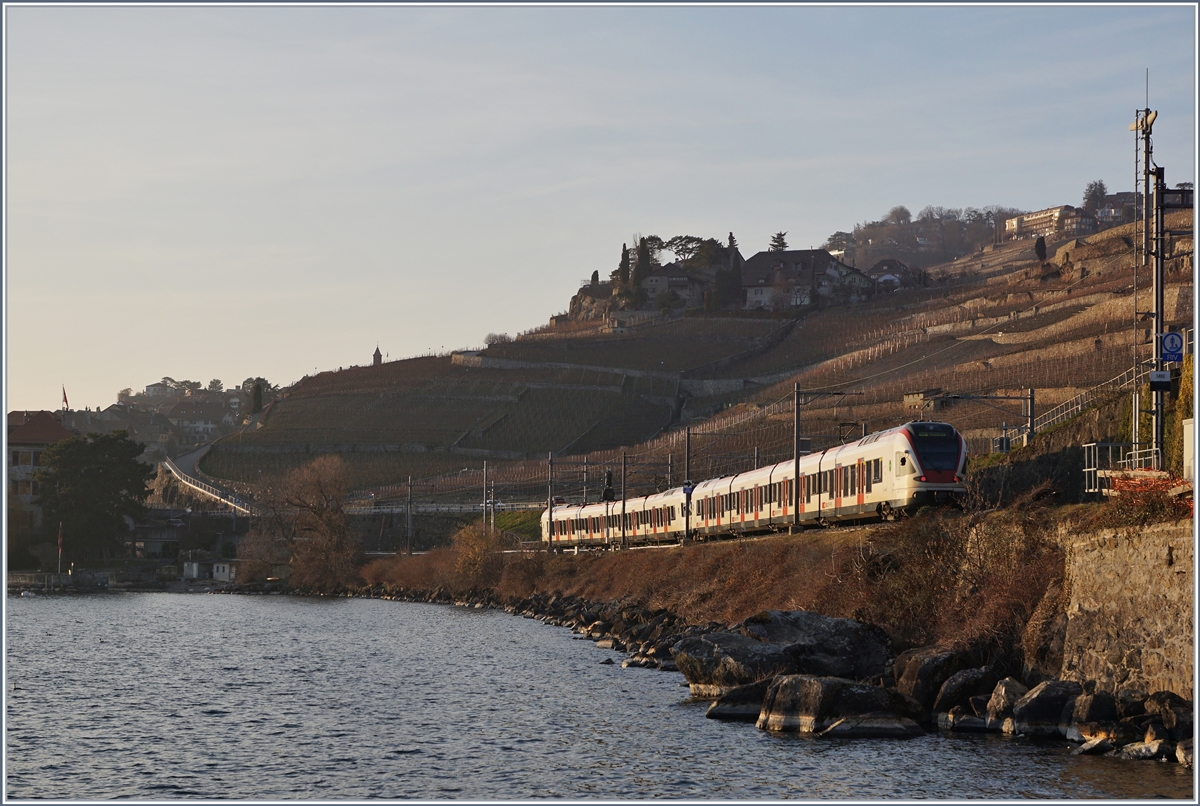 Zwei SBB RABe 523 auf der Fahrt Richtung Lausanne kurz vor Rivaz im Abendlichen Gegenlicht. 

25. Jan. 2019
