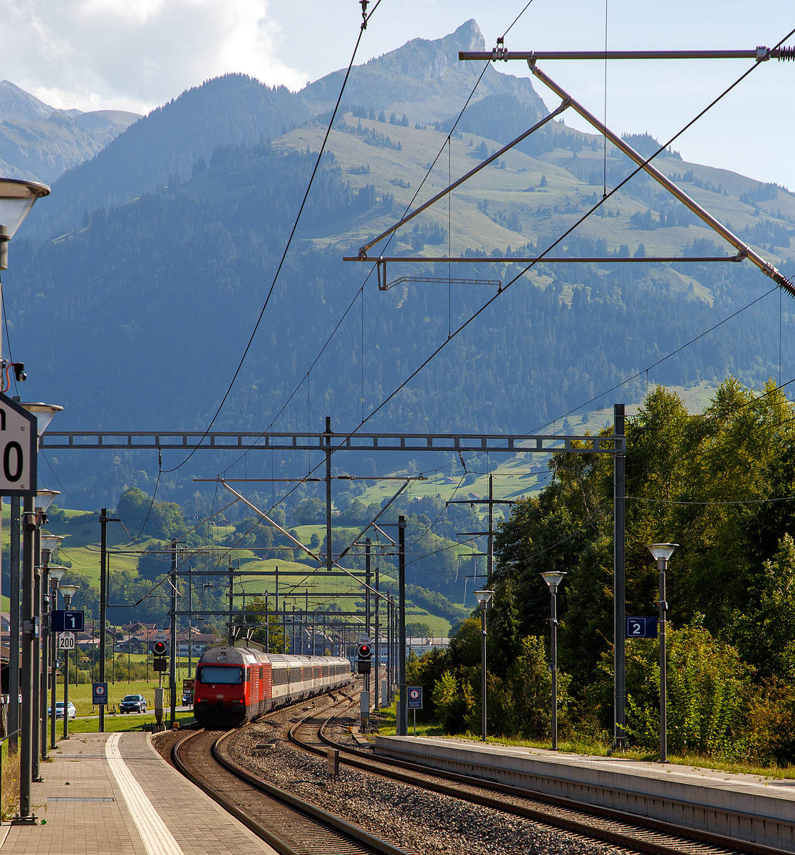 Zwei SBB Re 460 schieben einen IC nach Brig Steuerwagen voraus am 08.09.2021 durch M�lenen in Richtung L�tschberg-Basistunnel.

Diese Z�ge fahren durch den L�tschberg-Basistunnel via Visp nach Brig. Die L�tschberg-Basisstrecke (LBS) zweigt bei Wengi-Ey, kurz hinter Reichenbach im Kandertal, ab und es geht erst in den 2,6 km langen Engstligetunnel (dient der Umfahrung von Frutigen) bevor es gleichdrauf in den 34,6 km langen L�tschberg-Basistunnel geht.
