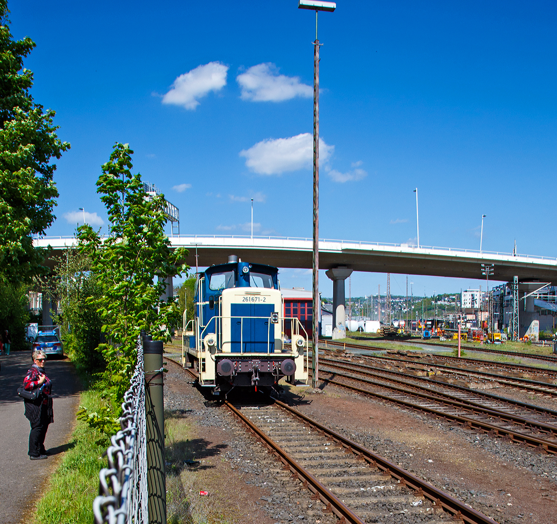 
Zwei schöne alte Damen am 10.05.2015 beim Hauptbahnhof Siegen....

Rechts hinter dem Zaun, die 261 671-2 (ex DB V60 671) der Aggerbahn (Andreas Voll e.K., Wiehl), eigentlich heute gemäß NVR-Nummer 334 671-1 (98 80 3361 671-1 D-AVOLL).
Die V60 wurde 1959 von MaK unter der Fabriknummer 600260 als V 60 671 gebaut, 1968 erfolgte die Umbezeichnung in 261 671-2, 1984 erfolgte schon die Ausmusterung bei der DB.
