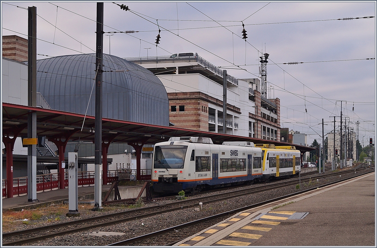 Zwei SWEG VT 650 warten in Strasbourg auf die Abfahrt nach Offenburg, einer zeigt sich in SWEG Farben, er zweite bereits in der Bwegt Farbgebung.

5. Mai 2019