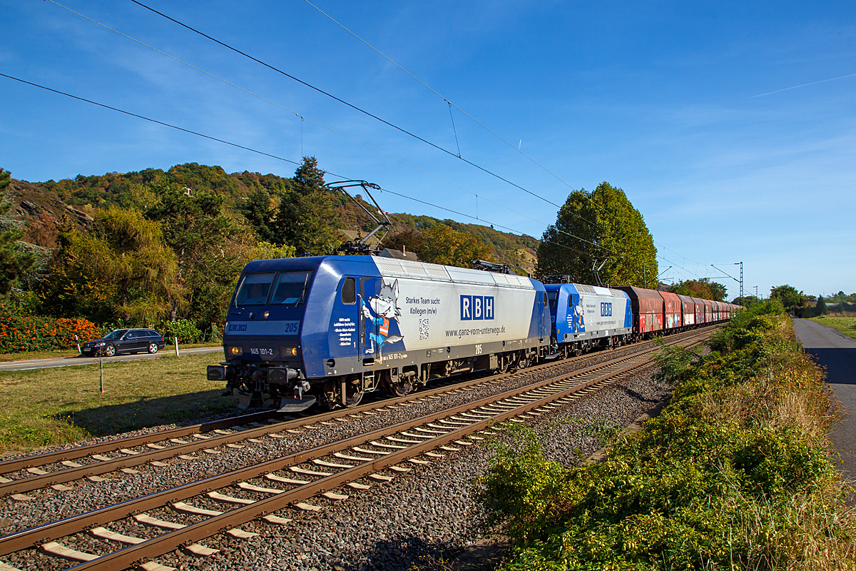 
Zwei Traxx F140 AC in Doppeltraktion, die RBH 205 (145 101-2) und RBH 206 (145 102-0) fahren am 29.09.2018 mit einem Kohlezug durch Leutesdorf (Rhein) in Richtung Norden.