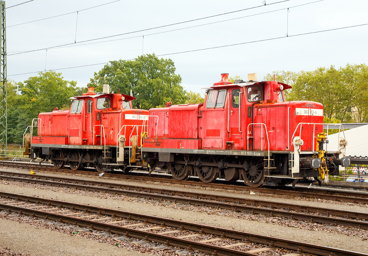 
Zwei V 60 der DB Cargo Deutschland AG abgestellt am 09.09.2017 beim Hbf Karlsruhe, leider bei Regen. Es sind, von links nach rechts, die 363 150-4 (98 80 3363 150-4 D-DB), ex DB 365 150-2, ex DB 361 150-6, ex DB 261 150-7, ex DB V 60 1150, und die 363 193-4 (98 80 3363 193-4 D-DB), ex DB 365 193-2, ex DB 361 193-6, ex DB 261 193-7, ex DB V 60 1193.
