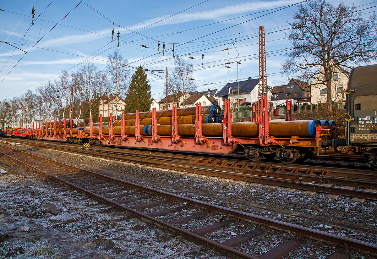 Zwei vierachsiger Drehgestell-Flachwagen mit Rungen und Stirnwandklappen, jedoch ohne Seitenwandklappen, der DB Cargo Deutschland AG, mit den Betriebsnummern 81 80 3507 807-5 D-DB und 81 80 3507 873-7 D-DB, der Gattung Rbns 646.1, beladen mit schweren Gro�rohren, am 22.12.2021 im Zugverband bei einer Zugdurchfahrt in Kreuztal.

Dieser Drehgestellflachwagen mit vier Rads�tzen ist ausgestattet mit 10 Rungenpaaren mit Niederbindeeinrichtungen zur Verzurrung des Ladegutes, umlegbare Stirnwandklappen, feste Ladeschwellen. Gebaut wurden sie 2010 von der Fabryka Wagon�w Gniewczyna S.A. in Polen.

TECHNISCHE DATEN eines Wagens:
Hersteller: FW Gniewczyna (Polen)
L�nge �ber Puffer: 26.350 mm
Drehzapfenabstand: 20.050 mm
Achsanstand in den Drehgestellen: 1.800 mm
Drehgestell-Bauart: 629 (Y 25)
Ladel�nge: 25.008 mm
Ladebreite: 2.520 mm
Ladefl�che: 63,0 m�
Wagenh�he (Rungenoberkante): 3.360 mm
Wagenbreite: 3.020 mm
Rungenh�he: 1.980 mm
H�he der Ladeschwellen: 100 mm
Fu�bodenh�he �ber SO: 1.380 mm
H�chstgeschwindigkeit: 100 km/h (beladen) 120 km/h (leer)
Eigengewicht: 29.500 kg
Maximales Ladegewicht: 60,5 t (ab Streckklasse D)
Kleinster bef. Gleisbogenradius: 75 m
Bauart der Bremse: KE-GP-A (K)
Bremssohle: Consid 810
Handbremse: tlw. Fbr
Verwendungsf�higkeit:  kein RIV, aber zugelassen in Deutschland, �sterreich, Schweiz, Italien, Niederlande, Belgien Luxemburg, Polen, Frankreich (D, A, CH, L, I, B, F, NL, PL).