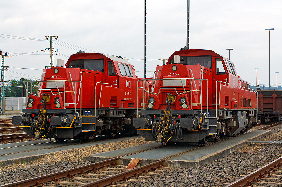 
Zwei Voith Gravita 10 BB, die 261 051-7 und 261 054-1 der DB Schenker Rail abgestellt am 02.08.2014 beim Bahnhof Montabaur.  

Beide Voith Gravita 10 BB wurden 2011 gebaut, die 261 051-7 unter der Fabriknummer L04-10102 und die 261 054-1 unter der Fabriknummer L04-10105.