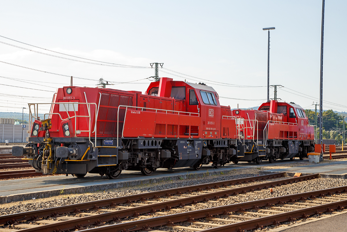 
Zwei Voith Gravita 10 BB, die 261 053-3 (92 80 1261 053-3 D-DB) und dahinter die 261 058-2 (  92 80 1261 058-2 D-DB) der DB Schenker Rail abgestellt am 12.09.2015 beim Bahnhof Montabaur.

Beide Lok wurden 2011 von Voith gebaut, die 261 053-3 unter der Fabriknummer L04-10104 und die 261 058-2 unter der Fabriknummer L04-10109.
