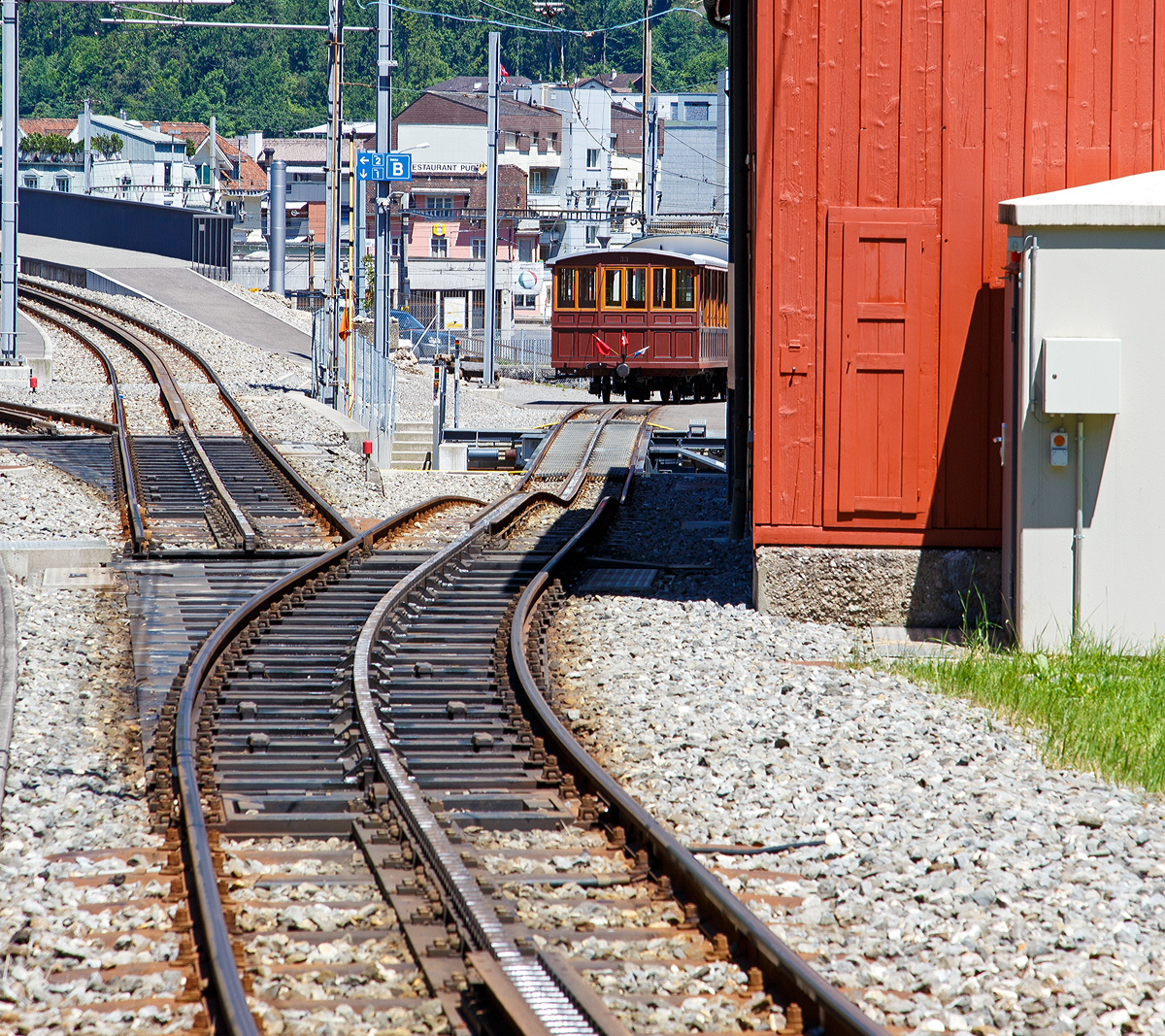 
Zwei Zahnstangen-Federweichen Rigi-VTW 2000 (Zahnstangensystem Riggenbach) der Rigi-Bahnen am 23.06.2016 in Arth-Goldau. Die Stellung der ersten Weiche, ist hier rechts zum Depot gestellt. Die zweite Weiche steht auf geradeaus zum Gleis 1 von dem Hochperron.

Aus einem Bedürfnis entstand eine Idee. Aus dem Ideenreichtum der Tüftler und Techniker entstand eine Erfindung, welche bei der Jahrtausendwende erstmals zum Einsatz gelangte: die biegbare Zahnstangenweiche. Die Rigi Bahnen bleiben ihrem Ruf als Bahnpioniere treu und erfinden im Jahr 1999 eine neue Zahnstangenweiche. Das Patent wurde weltweit angemeldet. Ein Jahr später erfolgt die Inbetriebnahme der ersten biegbaren serienreifen Zahnstangenweiche.

Das System beruht auf einem neuen Denkansatz. Die Weiche ist ausgebildet als flexibles Gleisstück welches in den beiden Endpositionen einem geschlossenen Gleis entspricht.  Die Weiche wurde von den Rigi Bahnen in enger Zusammenarbeit mit den Partnern der Verkehrs- und Industrietechnik AG, dem Technologiekonzern Windhoff (D), der ETH Zürich, Institut für Verkehrsplanung IVT und dem Bundesamt für Verkehr entwickelt.

Seit 2000 setzen die Rigi-Bahnen die neu entwickelte, als Federweichen bezeichnete Zahnstangenweichen ein, in welchen das Gleis von der einen Endlage in die andere entlang einer definierten Kurve gebogen wird. Die Konstruktion hat weniger bewegliche Teile als eine übliche Zahnstangenweiche und benötigt keine Weichenheizung.

Wie funktioniert die biegbare Zahnstangenweiche?
Die Federweiche basiert auf der Idee des „aufgeschnittenen“ Gleises, welches als einseitig eingespannte „Feder“ von der einen Endlage in die andere, entlang einer genau definierten Kurve, gebogen wird (ähnlich einer Schleppweiche, bei welcher die gesamte Fahrbahn, einschließlich Schellen, verschwenkt wird). In den Endlagen kann das System als „geschlossenes“ Gleis betrachtet werden. Der bewegliche Gleisrost ist durch spezielle Konstruktionselemente gegenüber Abheben und Ausknicken gesichert. Die Vorteile gegenüber der Zungen- und Schiebestückweiche sind offensichtlich.

Ein einseitig eingespannter Schwenkrahmen (Schienen + Zahnstange + Spurhalteeinrichtung) ist auf einem Oberrahmen seitlich verschiebbar. In den Endpositionen wird das System starr verschlossen und überwacht.
Im Bild sieht man gut, das im festen Gleisbett Leiterzahnstangen des Systems Riggenbach (zwischen zwei U-Profilen sind die Zähne als Sprossen eingesetzt) verbaut sind. In der Weiche sind es gebrannte Von-Roll-Lamellen-Zahnstange mit einer Breite 60mm (Teilung 100mm). 
Als Schienen werden Vignolschienen vom Typ VST36 (Kopfbreite 60 mm, 130 mm hoch, Metergewicht  35,82 kg) verwendet.

TECHNISCHE DATEN der biegbare Zahnstangenweiche:
System: RIGI - VTW
Spurweite: 	1435 mm / Normalspur
Länge: 19.4 m
Öffnung: 6° rechts / 9° links (beliebige Öffnungen möglich)
Systemgewicht kpl.: 20 Tonnen
Schienenmaterial: Schiene VST36, Lamellen-Zahnstange b=60mm, gebrannt (Biegung innerhalb Elastizitätsbereich)
Einbauneigung: 10.95%
Antrieb: Hydraulisch (Umstell-Nennkraft 13.500 N)
Steuerung: Überwachung mit Achszähler Tiefenbach und PILZ-Steuerung
