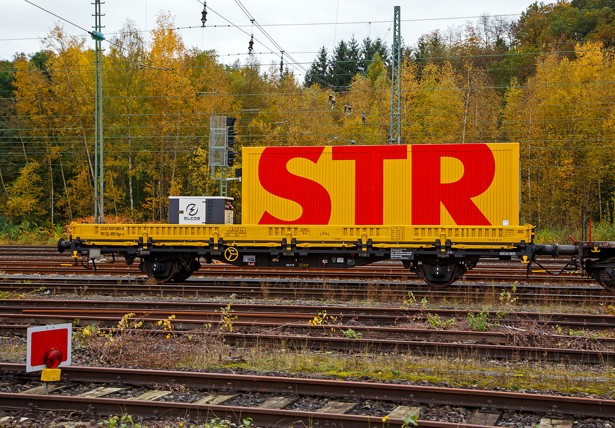 Zweiachsiger Flachwagen mit Seiten-, Stirnwandklappen und Drehrungen, 23 62 3329 003-0 CG-BRS der Gattung Kgs-z, (eingestellt in Montenegro), der STRABAG Rail GmbH, als Begleitwagen zum Kirow Kran KRC 1200+ „DONAU“ , beladen mit einem 20“-Werstatt-Container und einem ELCOS-Stromaggregat, abgestellt in Betzdorf/Sie. BRS steht für Strabag BMTI Rail Service GmbH (Berlin).

TECHNISCHE DATEN:
Spurweite: 1.435 mm
Anzahl der Achsen: 2
Länge über Puffer: 14.020 mm
Achsabstand:  8.000 mm
Ladelänge: 12.700 mm
Eigengewicht: 14.280 kg
Höchstgeschwindigkeit: 100 km/h (beladen) / 120 km/h (leer)
Maximale Nutzlast: 25,5 t (ab Streckenklasse C)
Bremse: K0C O – GP (LL)   Bremse
Bremssohle: IB 116
Handbremse: Ja
Intern. Verwendbarkeit: RIV