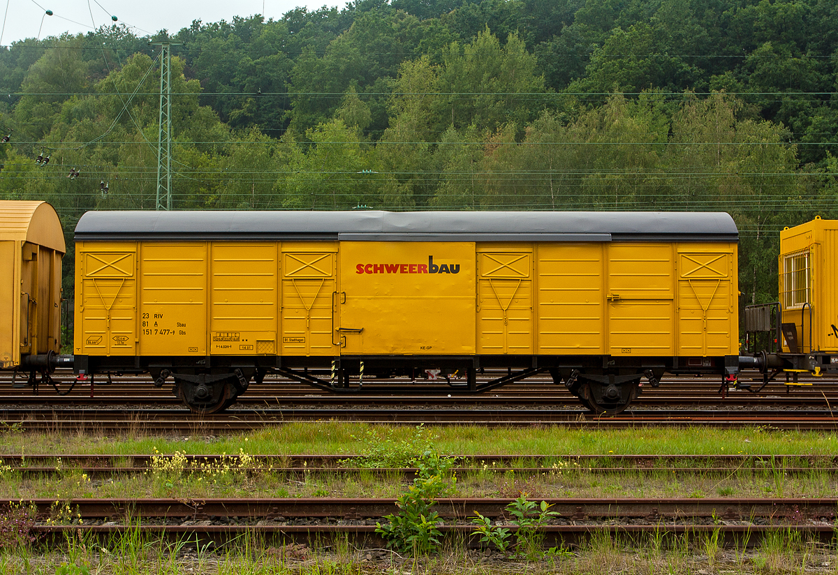 Zweiachsiger Gbs-G�terwagen 23 811517 477-9 A-SBAU der Fa. Schweerbau zur Bettungsreinigungsmaschine RM 900 S-2 SIM abgestellt am 22.08.2011 in Betzdorf/Sieg.