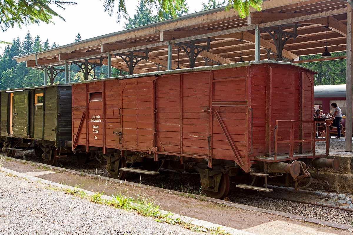 Zweiachsiger gedeckter G�terwagen ex DR G Kassel 5209 der Gattung Gn am 24.08.2013 beim Bahnhof Rennsteig.