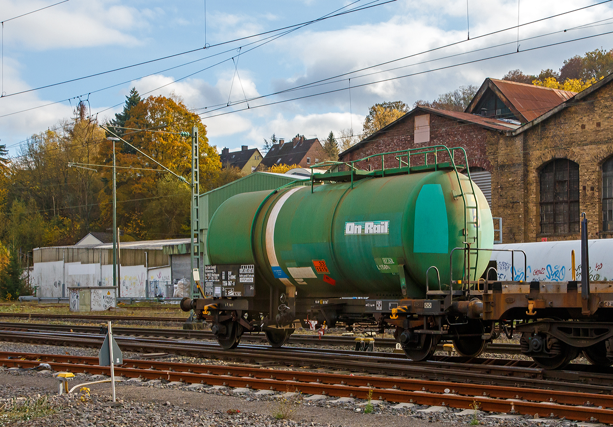 Zweiachsiger Kesselwagen 23 80 7356 067-0 D-ORME der Gattung Zs (Ladegut laut Gafahrguttafel (33/1219) und Anschrift: Isopropylalkohol) , der Vermietungsfirma On Rail GmbH (Mettmann) am 06.11.2021 bei einer Zugdurchfahrt in Betzdorf (Sieg).

Das Ladegut Isopropylalkohol, auch 2-Propanol oder Isopropanol, ist eine farblose, leicht flüchtige und brennbare Flüssigkeit. Der leicht süßliche, bei stärkerem Einatmen stechende Geruch, erinnert an medizinische Bereiche, da Isopropanol Bestandteil diverser Desinfektionsmittel ist. Es wird in vielen weiteren Bereichen verwendet, wie z.B. als Lösungsmittel, zur Reinigung von Glas-, Kunststoff- und Metallflächen oder Zusatz in Frostschutzmitteln. Im Haushalt kann der mit destilliertem Wasser verdünnte Isopropylalkohol auch zur Entfernung von Etiketten-Kleberückständen benutzt werden.

TECHNISCHE DATEN (gem. Anschriften) :
Spurweite: 1.435 mm
Achsanzahl: 2
Länge über Puffer: 9.800 mm
Achsabstand: 6.500 mm
Eigengewicht: 12.460 kg
Tankinhalt: 35.600 l 
Max. Ladegewicht: 27,5 t (ab Streckenklasse C)
Zul. Radsatzlast: 21,5 t
Höchstgeschwindigkeit: 100 km/h
Bremse: KE-GP (LL)
Bremssohle: IB 116
Verwendungsfähigkeit: RIV

Tankcode:  L1,5BN
L = Tank für Stoffe in flüssigem Zustand 
1,5  = Berechnungsdruck (1,5 bar)
B = Tank mit Bodenöffnungen mit 3 Verschlüssen für das Befüllen oder Entleeren
N = Tank ohne Über- und Unterdruckbelüftungseinrichtung und nicht luftdicht verschlossen