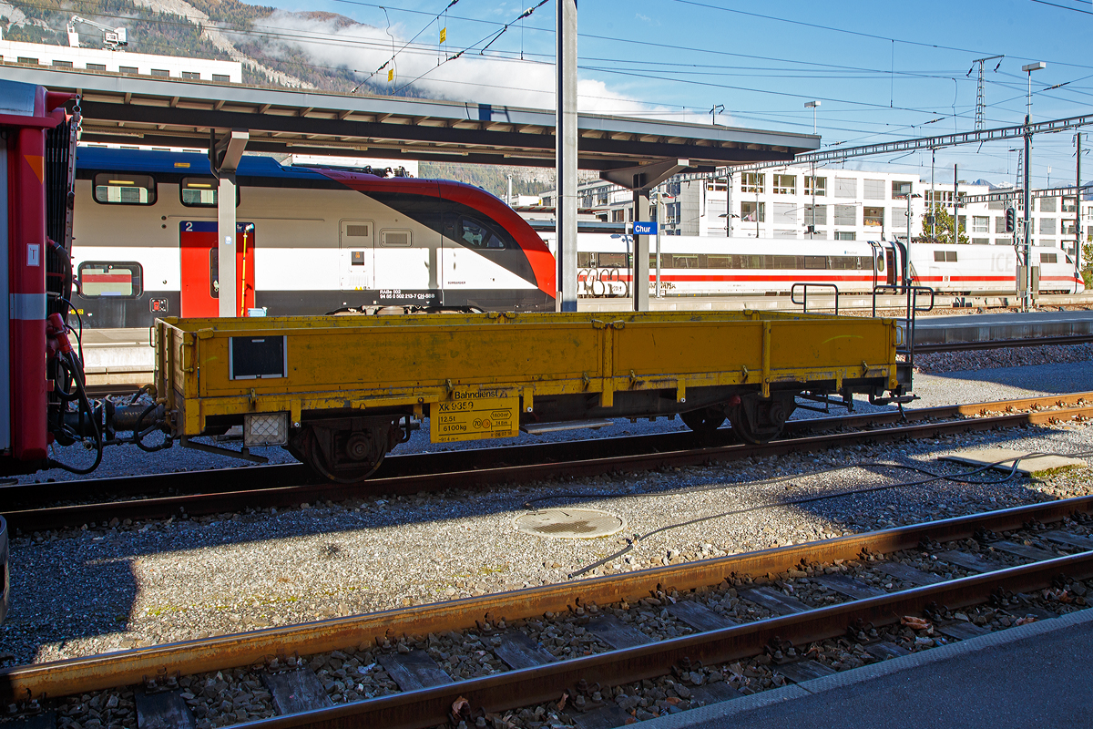 Zweiachsiger Niederbordwagen als Bahndienstwagen RhB Xk 9359, ex Ek 6217 (Baujahr 1906), abgestellt am 01.11.2019 in Chur.

TECHNISCHE DATEN:
Spurweite: 1.000 mm
L�nge �ber Puffer: 9.140 mm 
Ladel�nge: 7.480 mm
Ladefl�che:  18 m�
Eigengewicht: 6.100 kg
Ladegewicht:  12,5 Tonnen
Zul. H�chstgeschwindigkeit: 70 km/h
