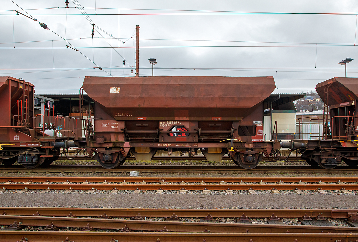 Zweiachsiger offener Schüttgutwagen mit dosierbarer Schwerkraftentladung, 21 80 6455 067-4 D-DB, Gattung Fcs 088 (ehemalige DR Gattungen Fcs (6453), Eds-u, Ommstu 45.02), der DB Cargo Deutschland AG, abgestellt im Zugverband am 30.12.2020 in Kreuztal.

Zwischen 1971 und 1972 beschafft die DR bei ANF Frangeco (Frankreich) 3.900 offene Selbstentladewagen, die zunächst als Ommstu 45.02 und ab 1972 als Eds-u bezeichnet werden. Die Wagen weisen viele wesentliche Merkmale der französischen Variante des von der UIC vereinheitlichten Selbstenladewagens auf, wonach der Wagenoberkasten anders als bei der deutschen Bauart das Untergestell nicht überragt.

Der Wagen eignet sich für den Transport nässeunempfindlicher Güter in loser Schüttung. An jeder Wagenlängsseite sind zwei Wölbschieber vorhanden, die von der stirnseitigen Bedienungsbühne aus einzeln geöffnet und geschlossen werden können. Durch Klinkensperren sind die Wölbschieber in verschiedenen Öffnungsstellungen und im geschlossenen Zustand arretierbar. Der Laderaum hat die Form zweier nebeneinander stehender Trichter. Für den Entladevorgang wird die Schwerkraft des Ladegutes genutzt. 

TECHNISCHE DATEN:
Spurweite: 1.435 mm (Normalspur)
Achsanzahl: 2
Länge über Puffer: 9.640 mm
Achsabstand: 6.000 mm
Laufraddurchmesser: 1.000 mm (neu)
Länge der Beladeöffnung: 8.000 mm
Breite der Beladeöffnung:1.960 mm
Zulade Volumen: 40 m³
Eigengewicht: 12.350 kg
Max. Zuladung: 27,5 t (ab Streckenklasse C) 
Höchstgeschwindigkeit: 100 km/h (beladen) / 120 km/h (leer)
Kleinster bef. Gleisbogenradius: 35 m
Bremse: KE-GP (LL)
Bremssohle: IP 116
Intern. Verwendungsfähigkeit: RIV