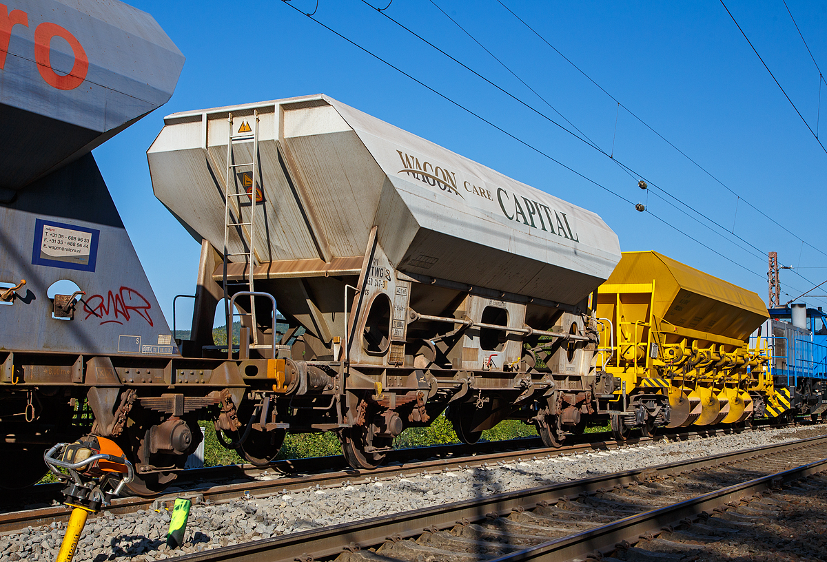 Zweiachsiger offener Schüttgutwagen mit dosierbarer Schwerkraftentladung, 23 82 6450 247-3 L-TWG, Gattung Fcs, der Mietfirma WAGON CARE CAPITAL, am 24.08.2019 im Zugverband bei Wilnsdorf-Anzhausen auf der Dillstrecke. Hier wurde eingeschottert.

TECHNISCHE DATEN:
Spurweite: 1.435 mm (Normalspur)
Achsanzahl: 2
Länge über Puffer: 9.640 mm
Achsabstand: 6.000 mm
Zulade Volumen: 40,5 m³
Eigengewicht: 12.000 kg
Max. Zuladung: 28,0 t (ab Streckenklasse C) 
Höchstgeschwindigkeit: 100 km/h 
Kleinster bef. Gleisbogenradius: 35 m
Bremse: Frein KE-GP 
Intern. Verwendungsfähigkeit: RIV
