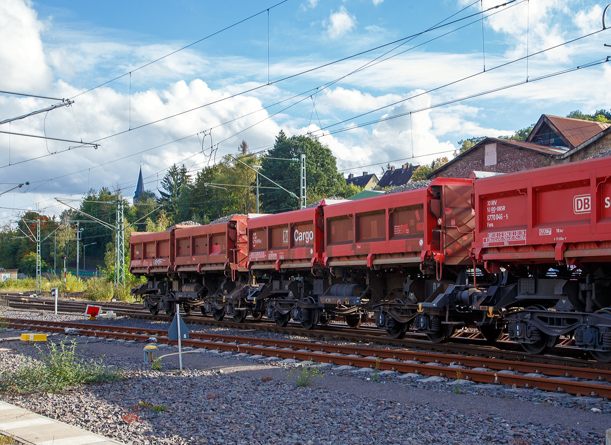Zweimuldiger Schüttgutkippwagen mit elektrohydraulischer Betätigung und vier Radsätzen, 31 80 6770 676-8 D-DB, der Gattung Fans 128, der DB Cargo Deutschland AG, am 04.10.2021 in Betzdorf (Sieg) im Zugverband.

Der zweimuldige Drehgestell-Schüttgutkippwagen (Zweiseiten-Kastenkipper) ist für den Transport von feuchtigkeitsunempfindlichen Schüttgütern wie z.B. Splitt, Kies, Schotter, erdfeuchtem Sand, Bodenaushub oder Bauschutt vorgesehen. Der Wagen besitzt einen elektrohydraulischen Kippantrieb und eine speicherprogrammierbare Steuerung (SPS). Entwickelt und in Serie gebaut wurde der Kastenkipper vom FEW Fahrzeug- und Entwicklungswerk Blankenburg (Harz) der DB AG. Die Drehgestelle liefert das Werk Halle, die Wagenkästen fertigen das Werk Kaiserlautern und DWA Niesky.

Für den Einsatz als Einzelwagen, in Wagengruppen oder beim Massenschüttgut-Transport in Ganzzügen besitzt er eine autarke Wagentechnik, die eine von äußeren Energiequellen unabhängige Entladung ermöglicht. Das Schüttgut kann als Nah- oder Weitablage abgegeben werden. Das Schüttgut beiden Seiten gekippt werden. Der Wagen verfügt über zwei getrennt kippbare Mulden. Die Wagen haben eine Batterie die über Achsgeneratoren (hier im Bild an der 2. Achse von rechts) aufgeladen werden.

TENISCHE DATEN:
Erstes Lieferjahr: 1996
Spurweite: 1.435 mm (Nprmalspur)
Länge über Puffer: 11.600 mm
Drehzapfenabstand: 6.580 mm
Achsabstand im Drehgestell: 1.800 mm
Drehgestell-Bauart: Y 25 Lsd 1 - 629
Laufraddurchmesser: 920 mm (neu)
Laderaum: 2 x 18,0 m³
Ladefläche: 2 × 12,0 m²
Höhe der Beladeöffnung: 3.512 mm
Kippwinkel des Kastens: 45°
Kippantrieb Energieversorgung: autark, über Batterie laden über Achsgenerator
Kippantrieb Kapazitätsverbrauch pro Entladung: 5 bis 10 (Ah)
Kippbewegungen: über zwei Hydraulikzylinder je Kasten
Höchstgeschwindigkeit: 120 km/h (leer) / 100 km/h (beladen)
Eigengewicht: 29.040 kg
Maximales Ladegewicht: 60,5 t (ab Streckenklasse D4)
Kleinster bef. Gleisbogenradius: 75 m
Bremse: KE-GP-A (LL)
Bremssohle: IP 116
Intern. Verwendungsfähigkeit: RIV

Der Wagen ist zum Transport von witterungsunempfindlichem Schüttgut (mit einer max. Kantenlänge von 40 cm). Der Aufbau besteht aus zwei einzeln kippbaren Kästen mit einem Fassungsvermögen von je 18 m³, die wahlweise nach rechts oder links gekippt werden können. Dabei besteht die Möglichkeit, die Abwurfweite in zwei Stufen zu variieren; „nah“ für die Tiefbunkerentleerung und „weit“ für das ebenerdige Abkippen. Für die Bedienung des Wagens befinden sich an den Stirnwänden zwei diagonal angeordnete Bedientableaus. Der gesamte Kippvorgang erfolgt nach Vorwahl der gewünschten Funktion vollautomatisch. Die entsprechenden Magnetventile werden dabei elektrisch angesteuert. Bei Ausfall des elektrohydraulischen Kippantriebes (z.B. entladene Batterie) können mittels Handpumpe und Betätigung der Handnotbetätigung an der entsprechenden Wegeventilgruppe die Hydraulikzylinder bewegt werden. Eine detaillierte Anweisung für das Vorgehen bei Ausfall ist in jedem Wagen im Batteriekasten deponiert.
