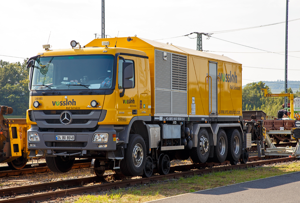 
ZWEIWEG-Schienenschweißfahrzeug ein Zwei-Wege-Daimler Actros 3346 BlueTec EEV (Mercedes-Benz) mit Schienenschweißanlage (Schweres Nebenfahrzeug Nr. 99 80 9906 015-9), Straßenkennzeichen (TR)  34 BU 8648,  der Vossloh Mobile Rail Services GmbH ist am 12.09.2015 beim ICE-Bahnhof Montabaur aufgegleist abgestellt.

Der Aufbau und die Schieneneinrichtung sind von der Fa. Zweiweg International GmbH & Co. KG (zur ZARGO Group), die Abbrennstumpfschweissanlage ist von Schlatter Industries AG aus Schlieren (Schweiz).

In dem Fahrzeug befindet sich eine Abrennstumpfschweißanlage, welche mittels einer Hebevorrichtung aus dem Fahrzeug an die Schienen gehoben wird. Zur Herstellung lückenloser Gleise wird weltweit zunehmend das Schienenabbrennstumpfschweißen eingesetzt. Die wesentlichen Vorteile dieses Verfahren sind:
Gleichbleibende und reproduzierbare hohe Qualität der Schweißungen;
seitliche und vertikale Ausrichtqualität, insbesondere für Hochgeschwindigkeitsstrecken;
äußerst einfache Bedienung;
und enorme Zeitersparnis gegenüber herkömmlichen Schweißverfahren.

Fahrzeugdaten (Schiene):
Eigengewicht: 35,0 t
Bremse: pneumatisch-hydraulische Bremse
Höchstgeschwindigkeit : 25 km/h
Länge über Alles: 11.950 mm
Achsanzahl: 4
Äußerer Abstand: 6.850 mm
Schienenfahrantrieb: Hydraulisch